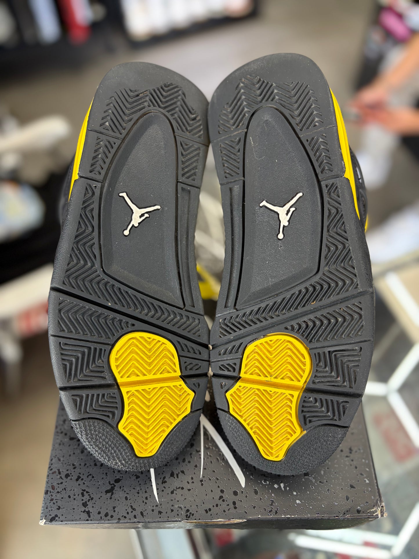 Jordan 4 “Thunder” Size 6y/7.5w