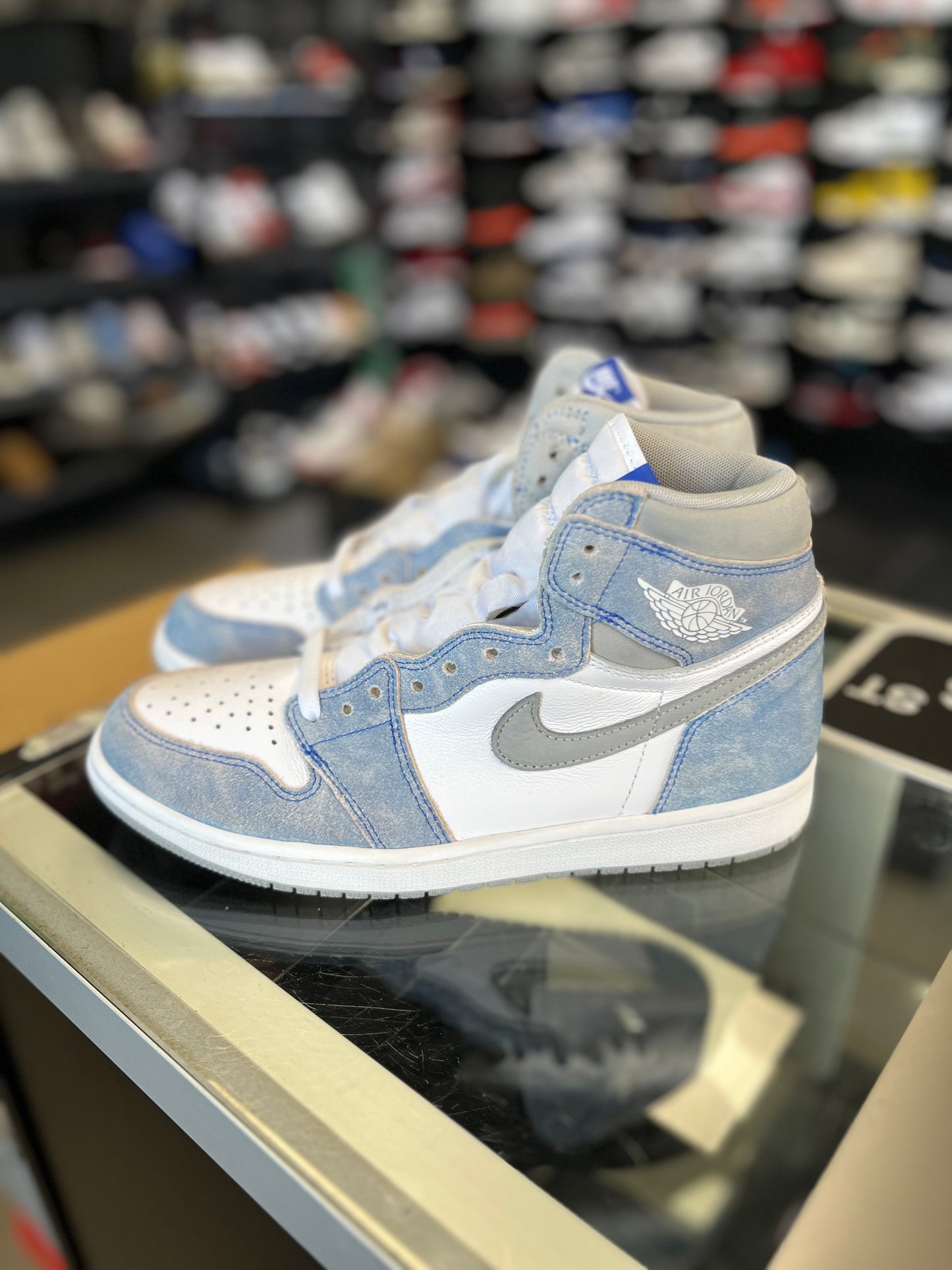 Jordan 1 “Hyper Royal” Size 9.5