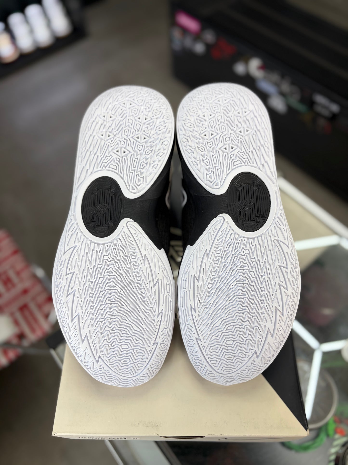 Kyrie 5 Low “Black/White” Size 9.5
