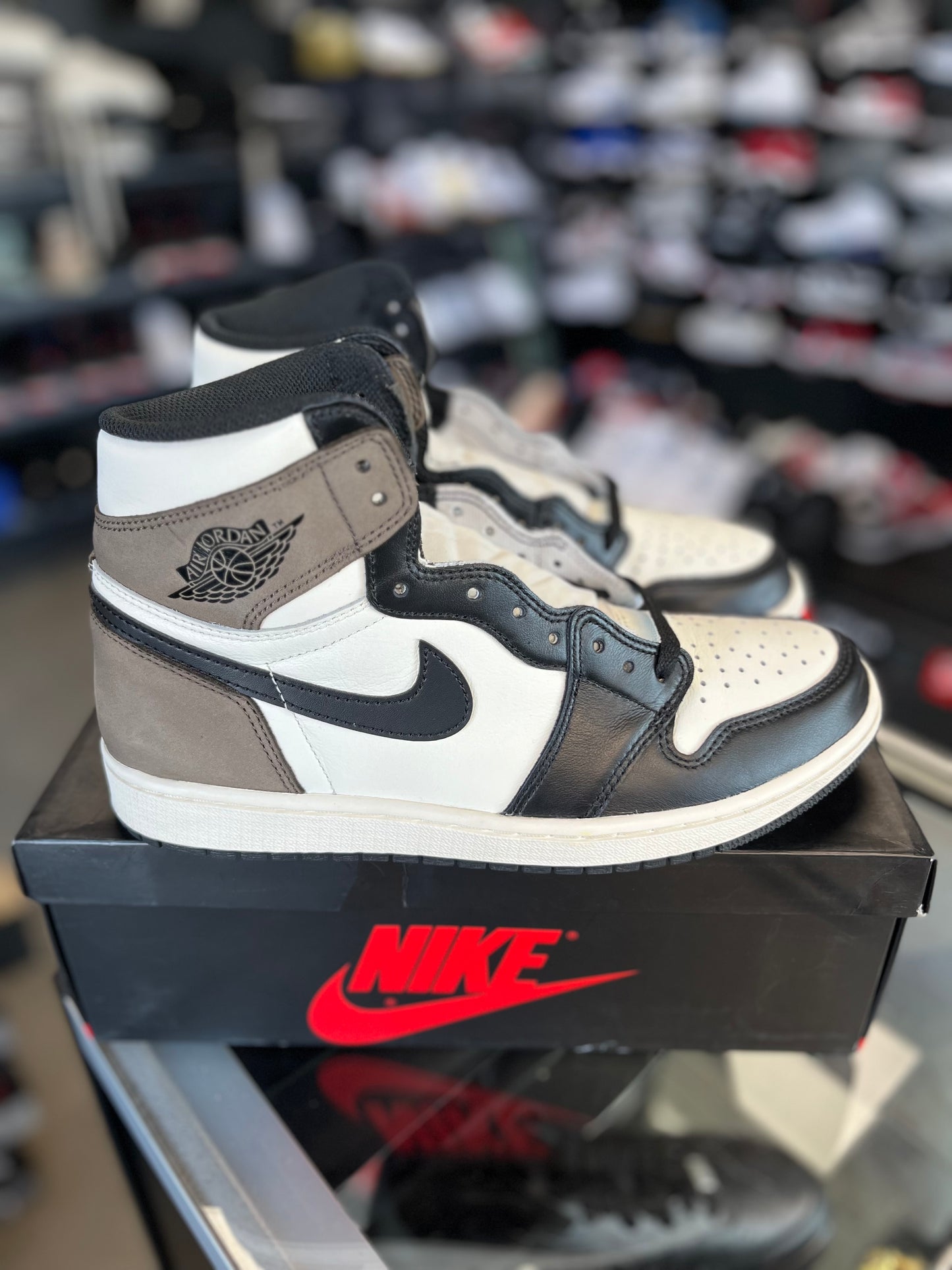 Jordan 1 “Mocha” Size 9.5