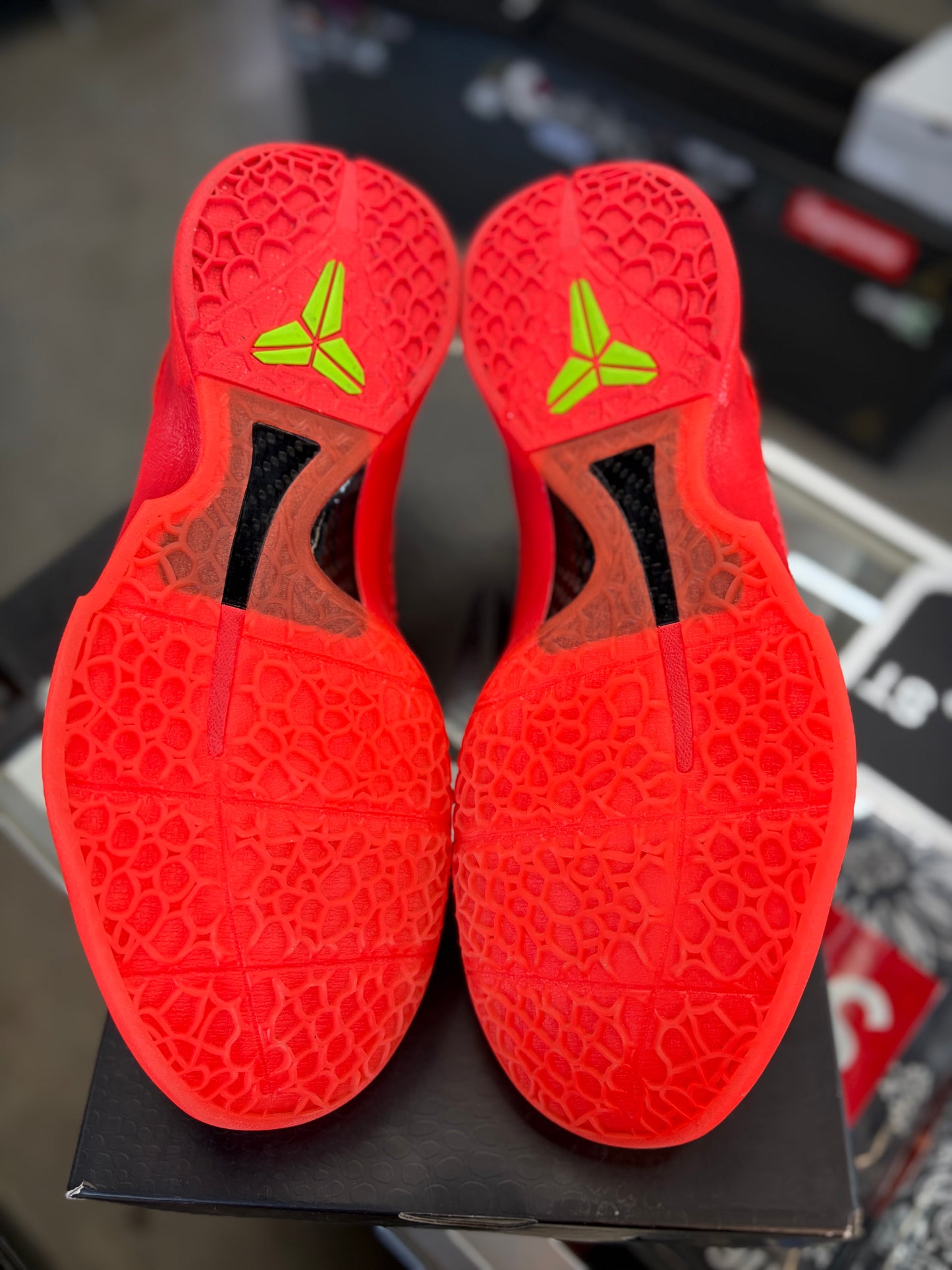 Kobe 6 Protro “Reverse Grinch” Size 10.5