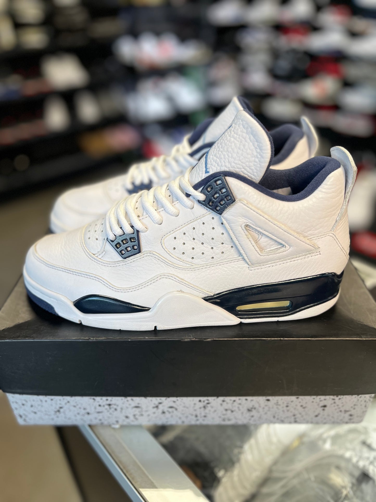 Jordan 4 “Columbia” Size 9