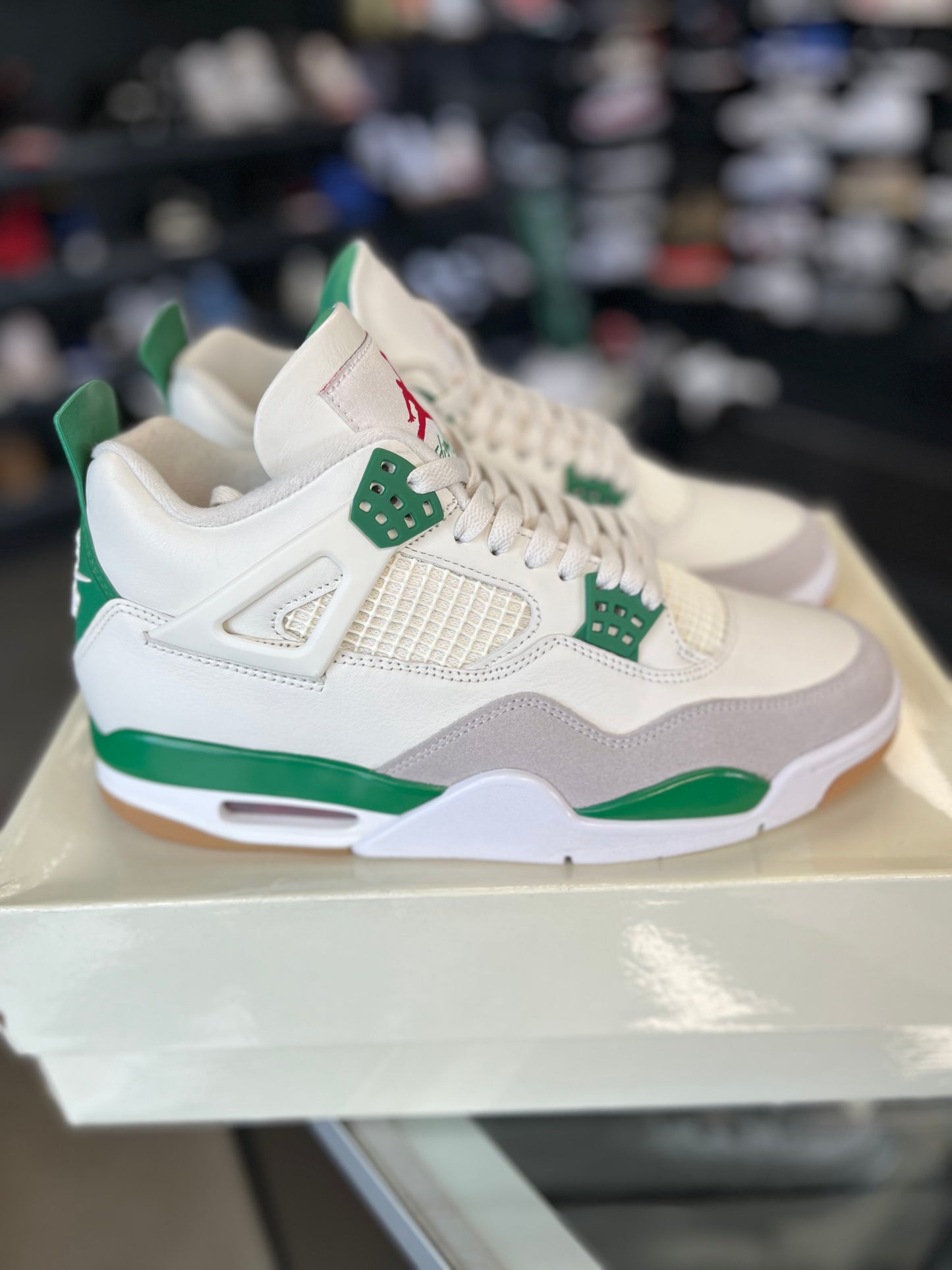 Jordan 4 SB “Pine Green” Size 9.5