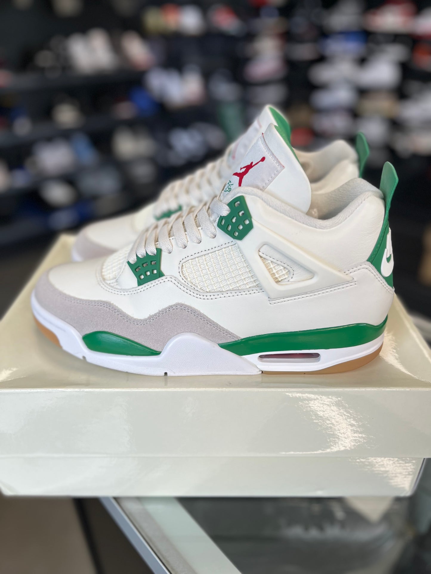 Jordan 4 SB “Pine Green” Size 9.5