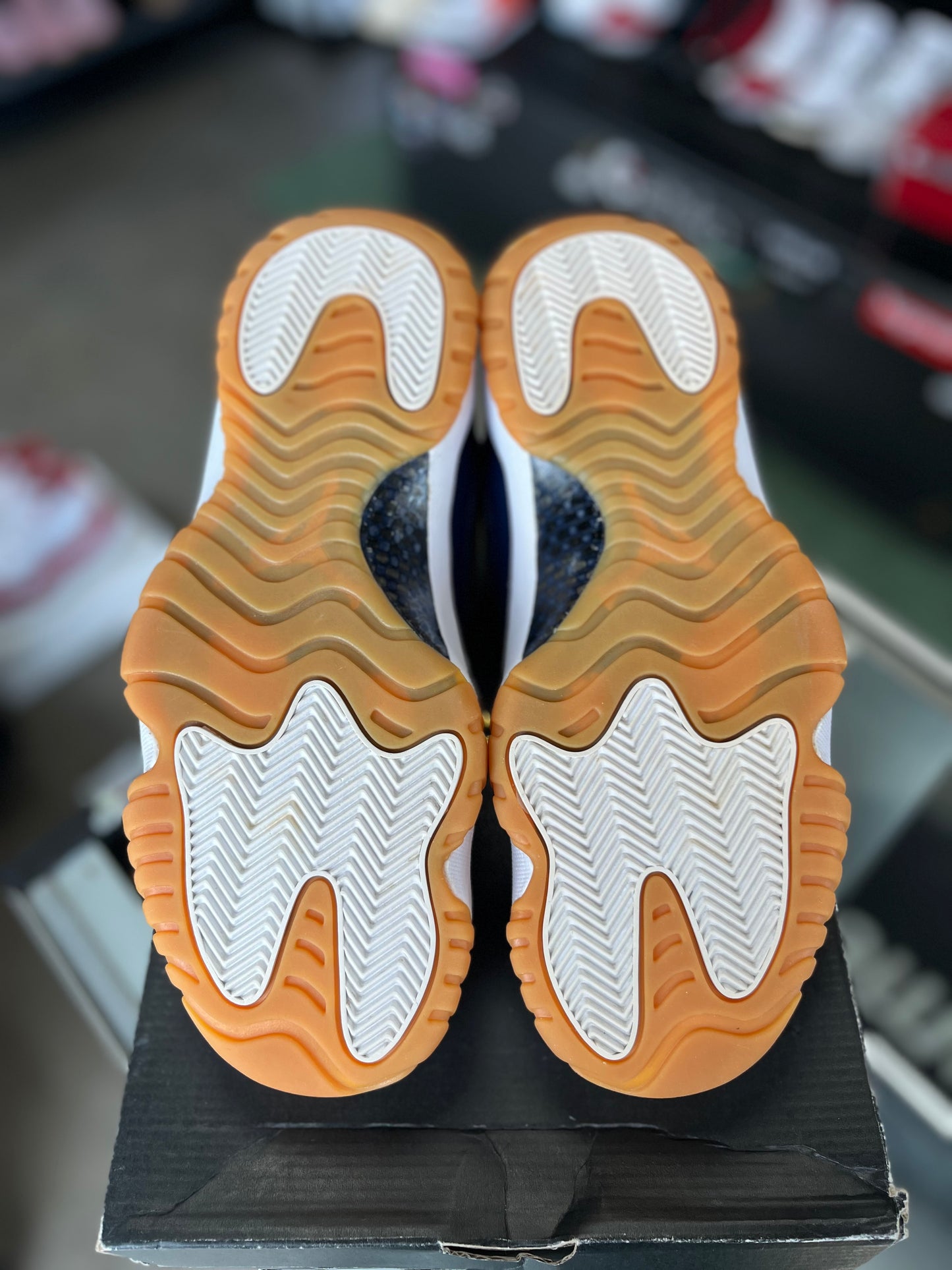 Jordan 11 Low “Navy Gum” Size 10