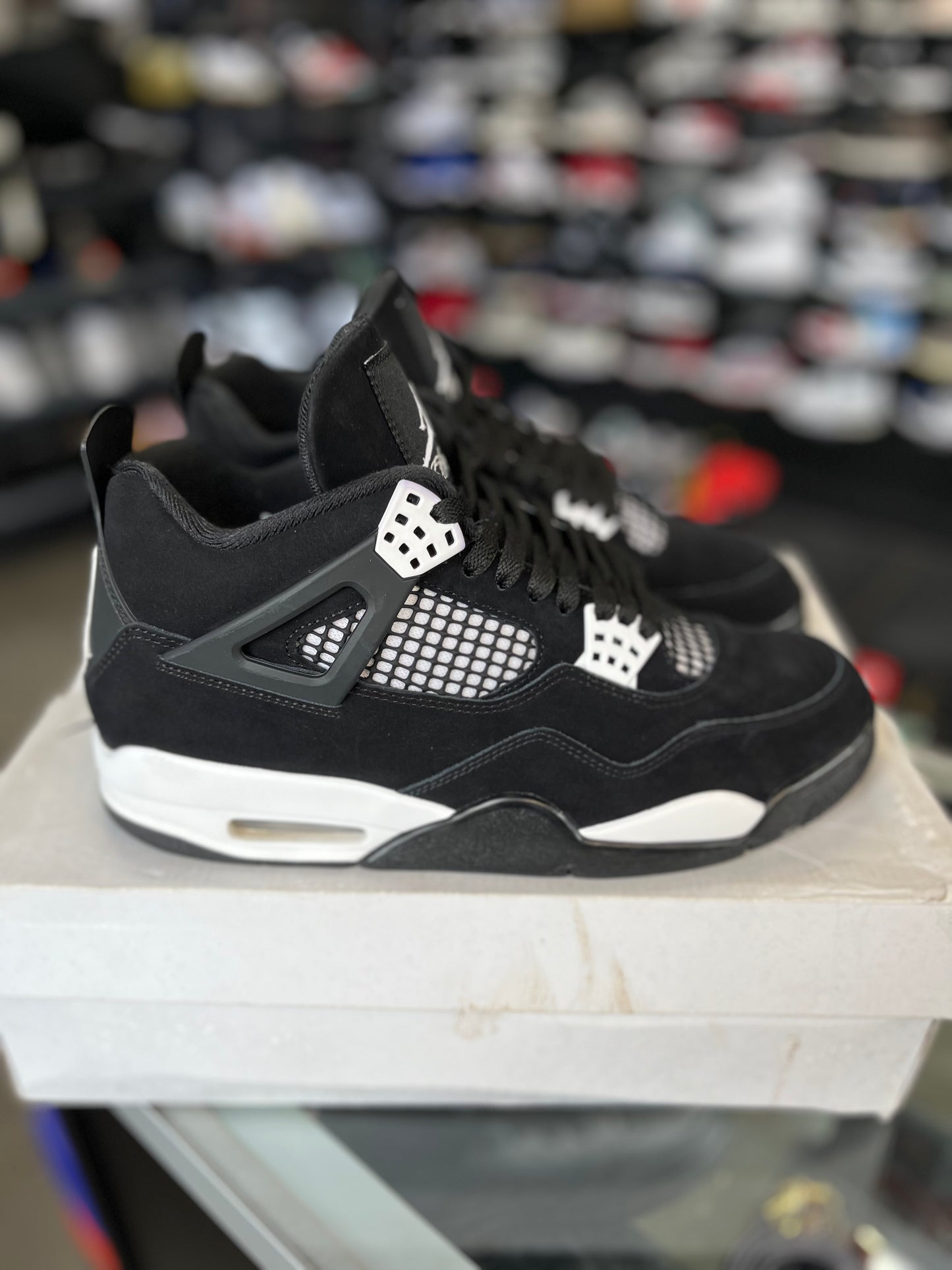 Jordan 4 “White Thunder” Size 9.5