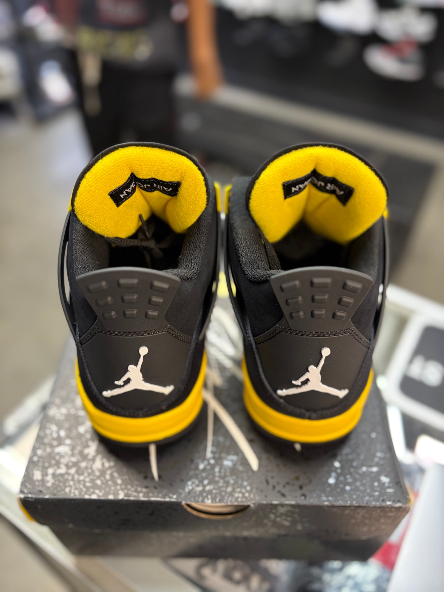 Jordan 4 “Thunder” Size 9