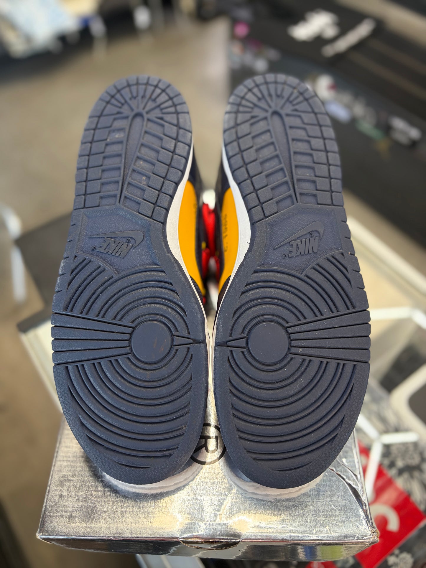 Nike Dunk Off White “University Gold” Size 11