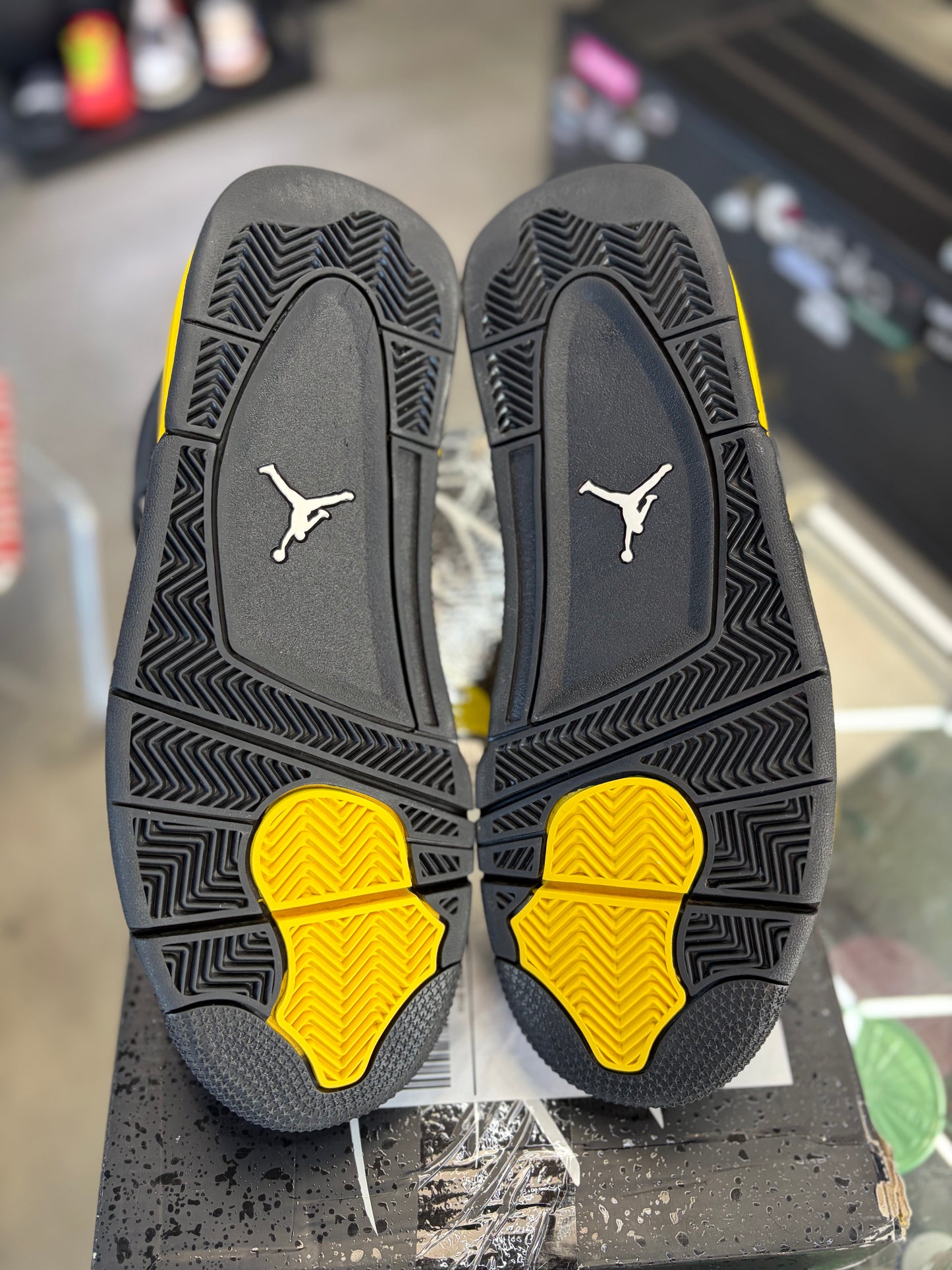 Jordan 4 “Thunder” Size 9