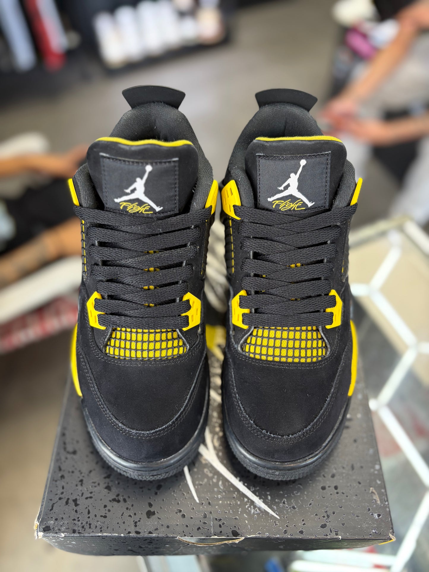 Jordan 4 “Thunder” Size 6y/7.5w