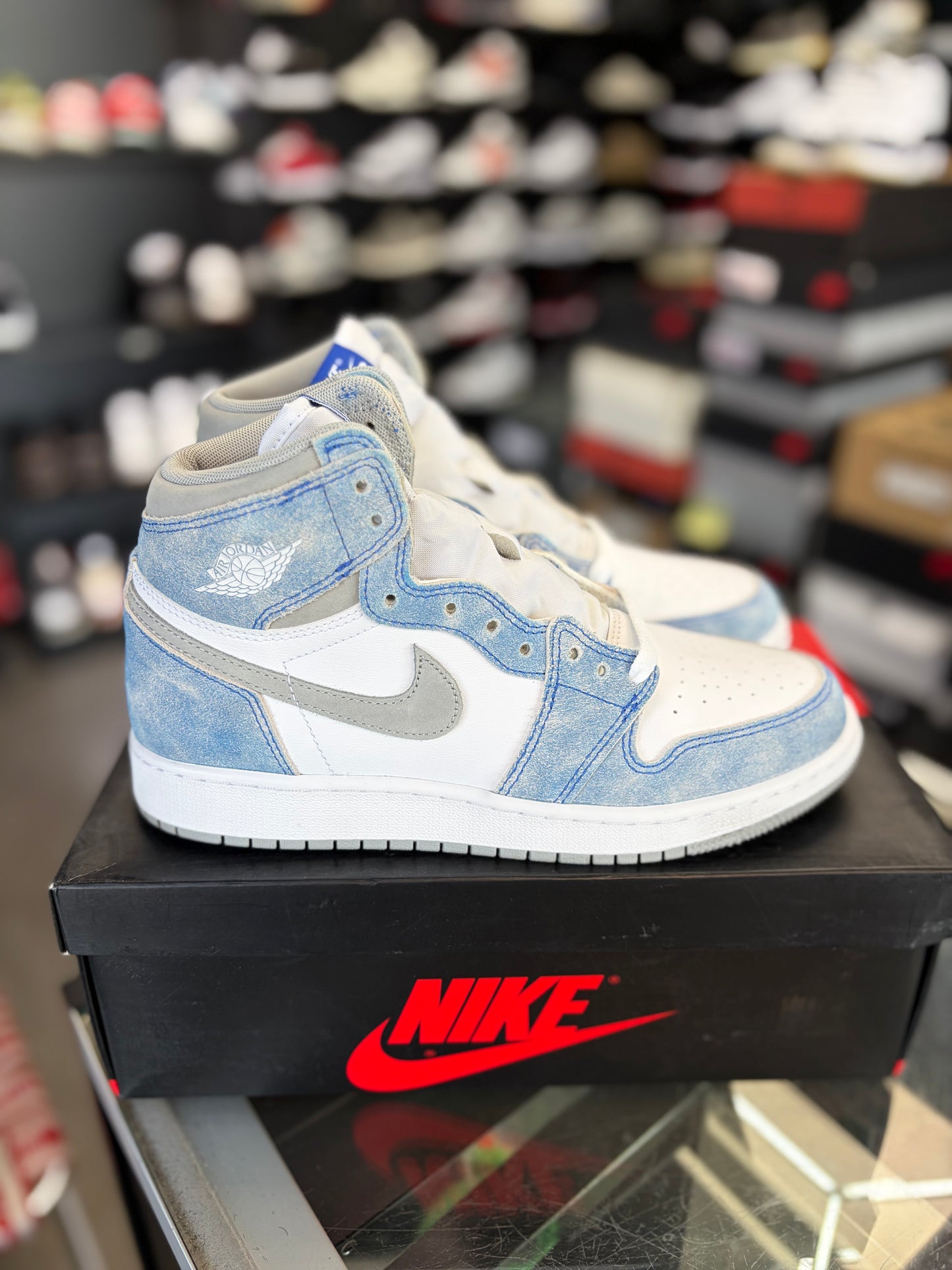 Jordan 1 “Hyper Royal” (Gs) Size 6.5y/8w