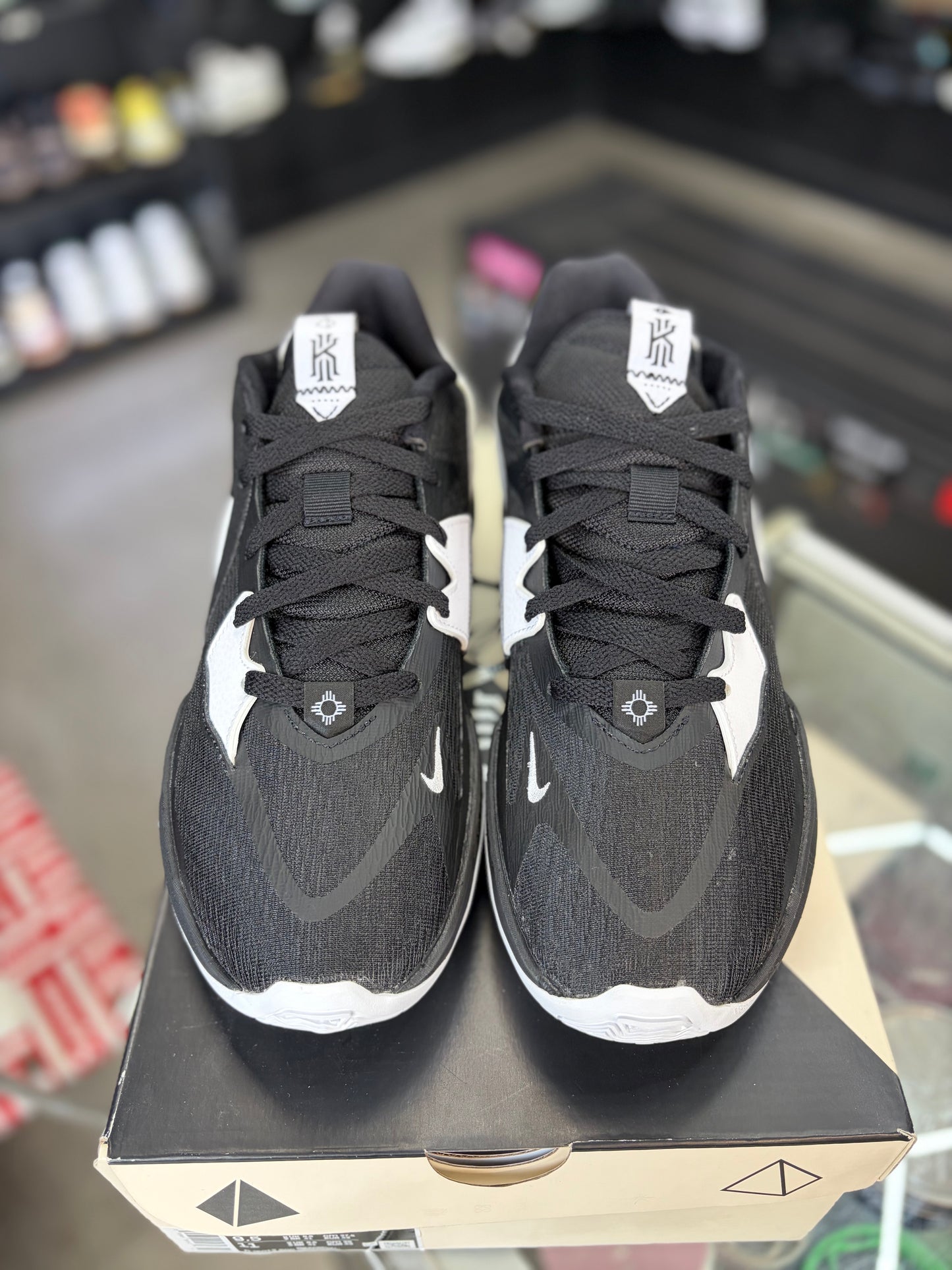 Kyrie 5 Low “Black/White” Size 9.5