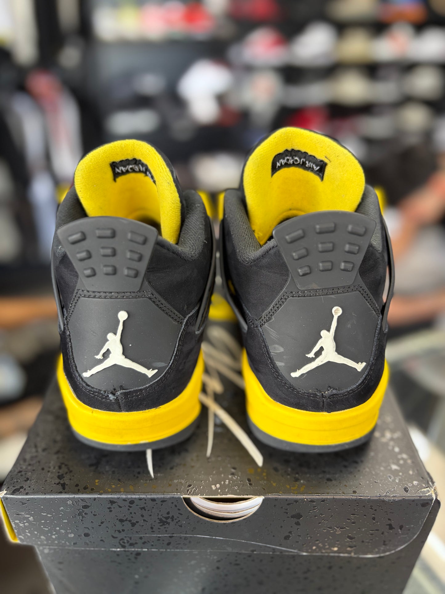 Jordan 4 “Thunder” Size 6y/7.5w