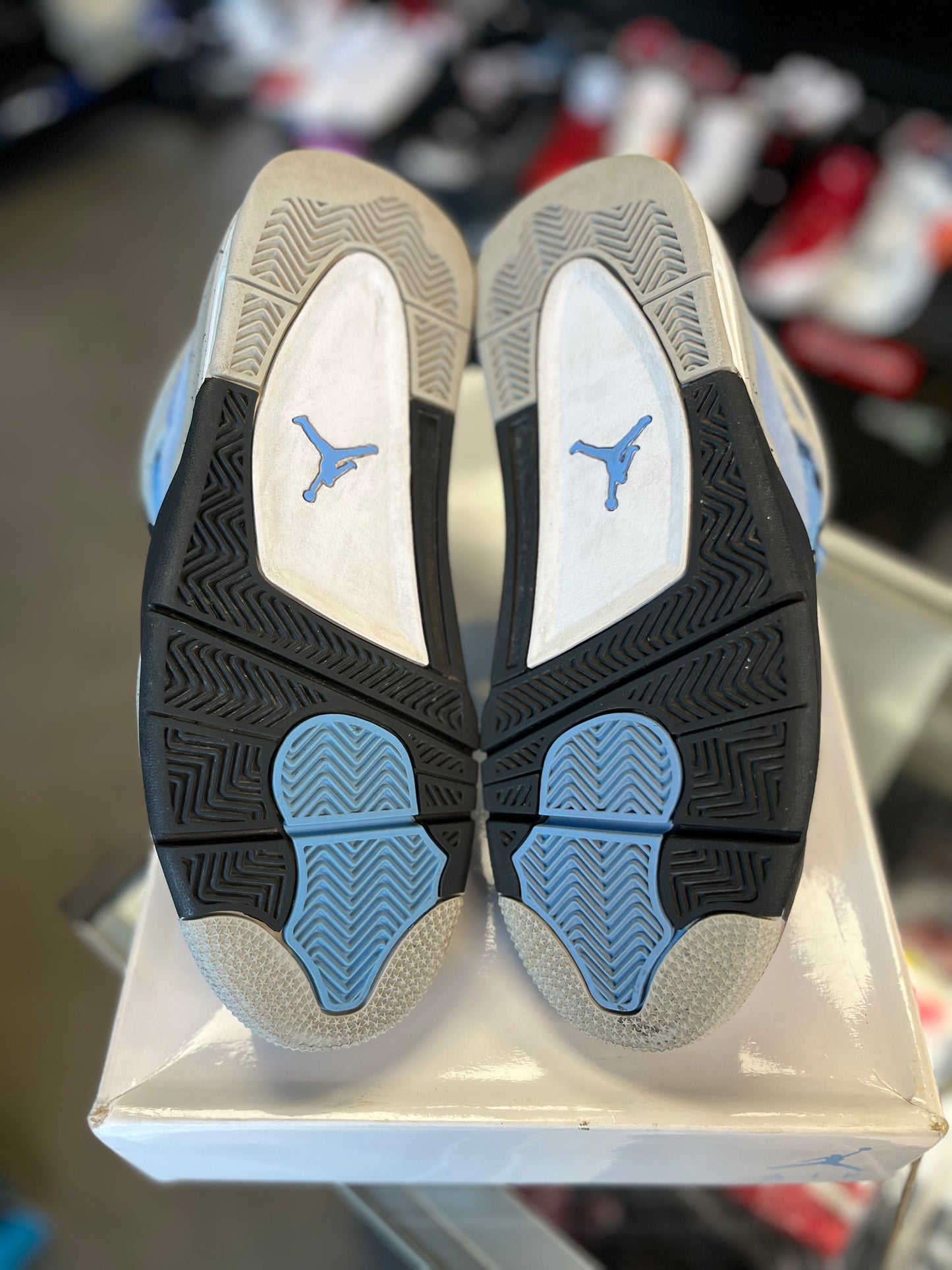 Jordan 4 “University Blue” Size 9.5