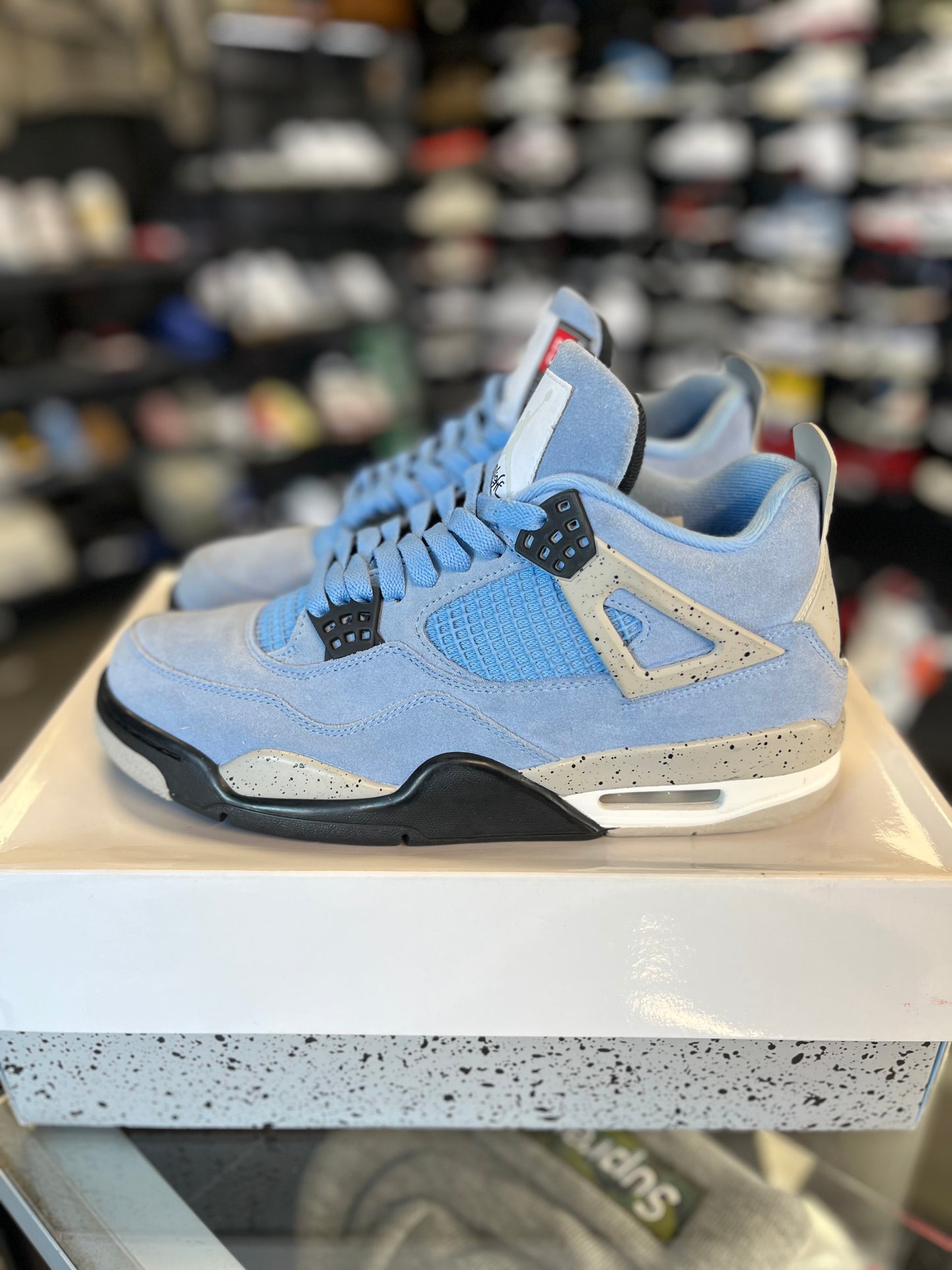 Jordan 4 “University Blue” Size 9.5