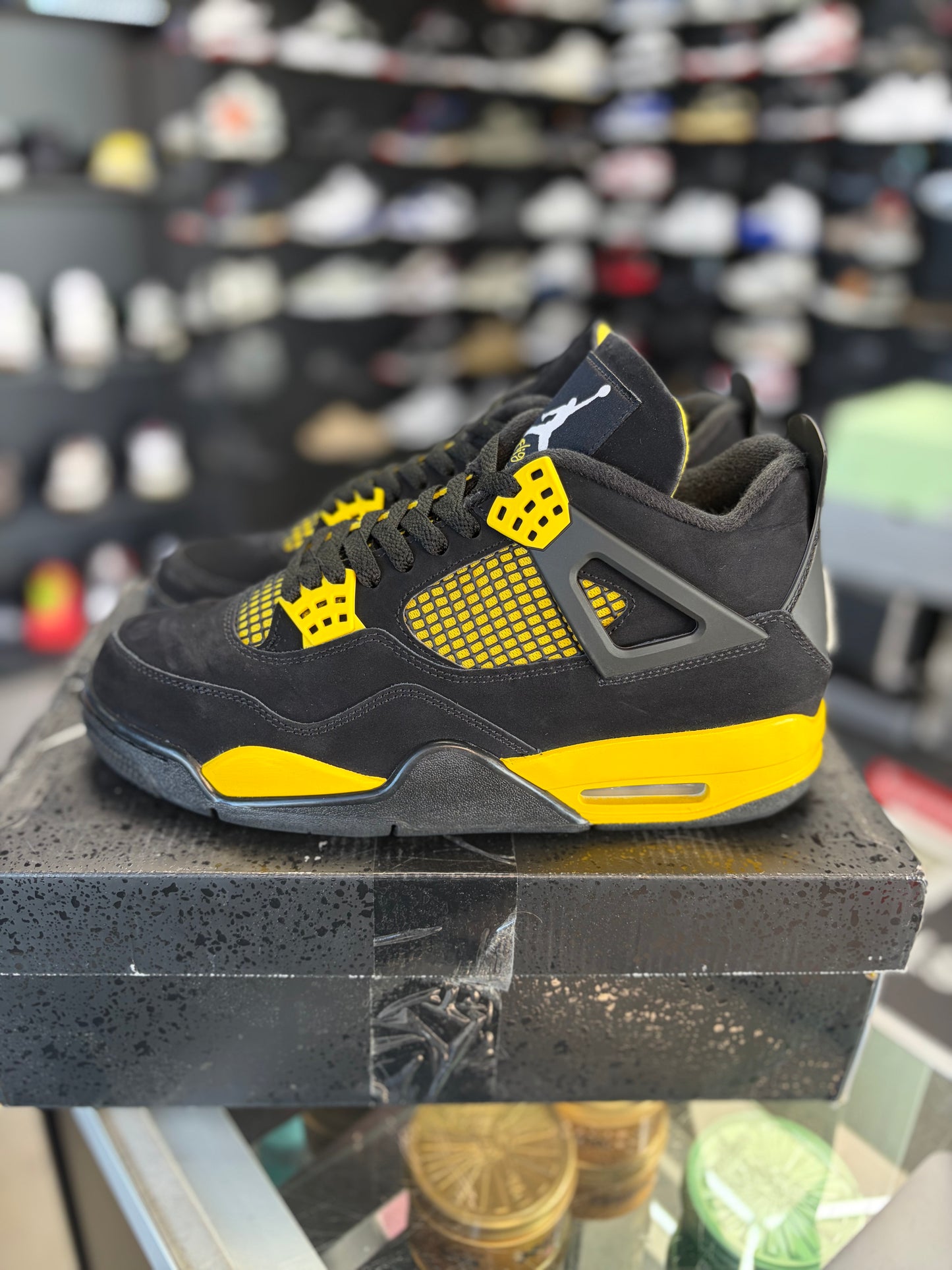Jordan 4 “Thunder” Size 9