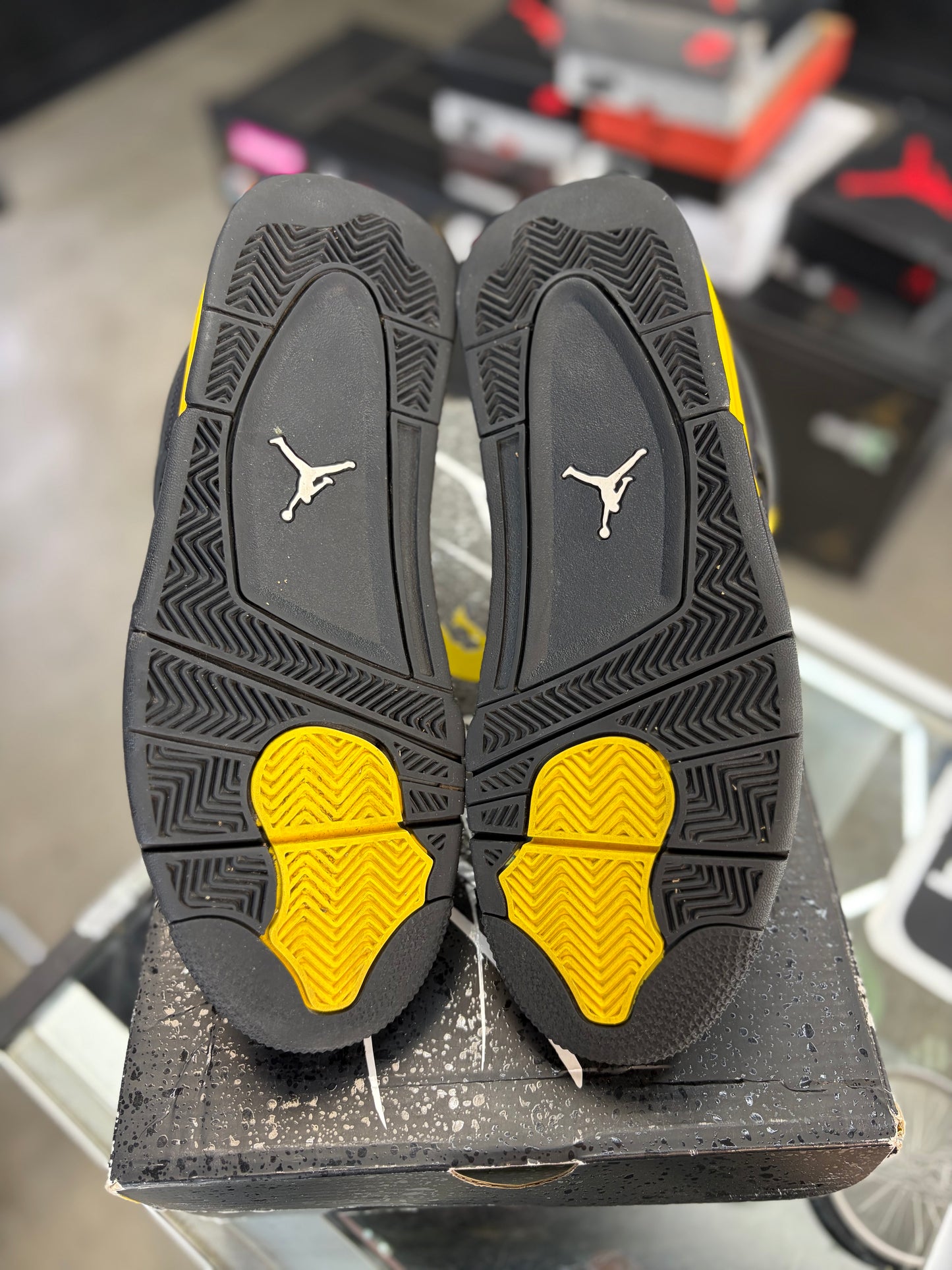 Jordan 4 “Thunder” Size 9.5