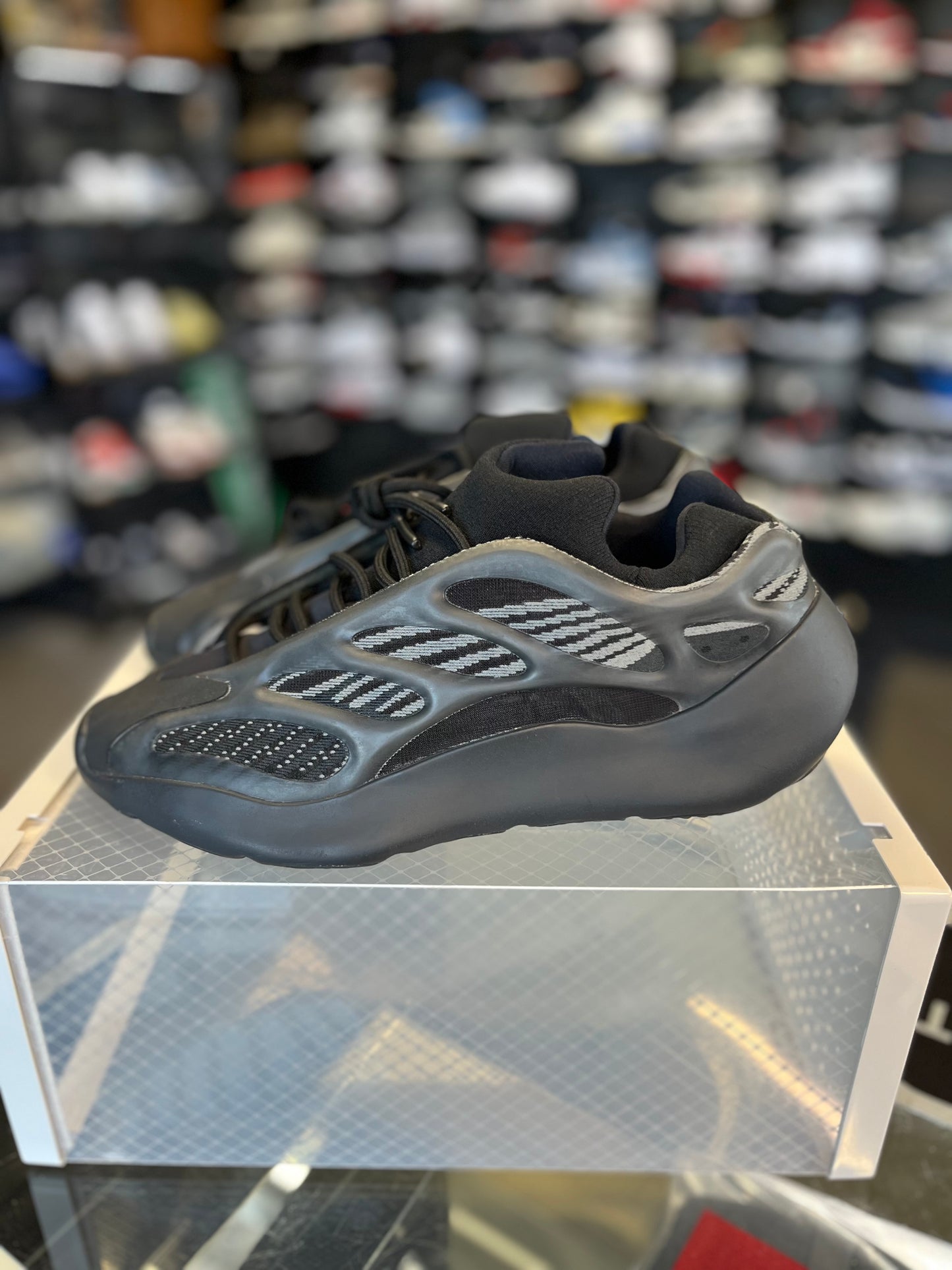 Yeezy 700 “Alvah” Size 9
