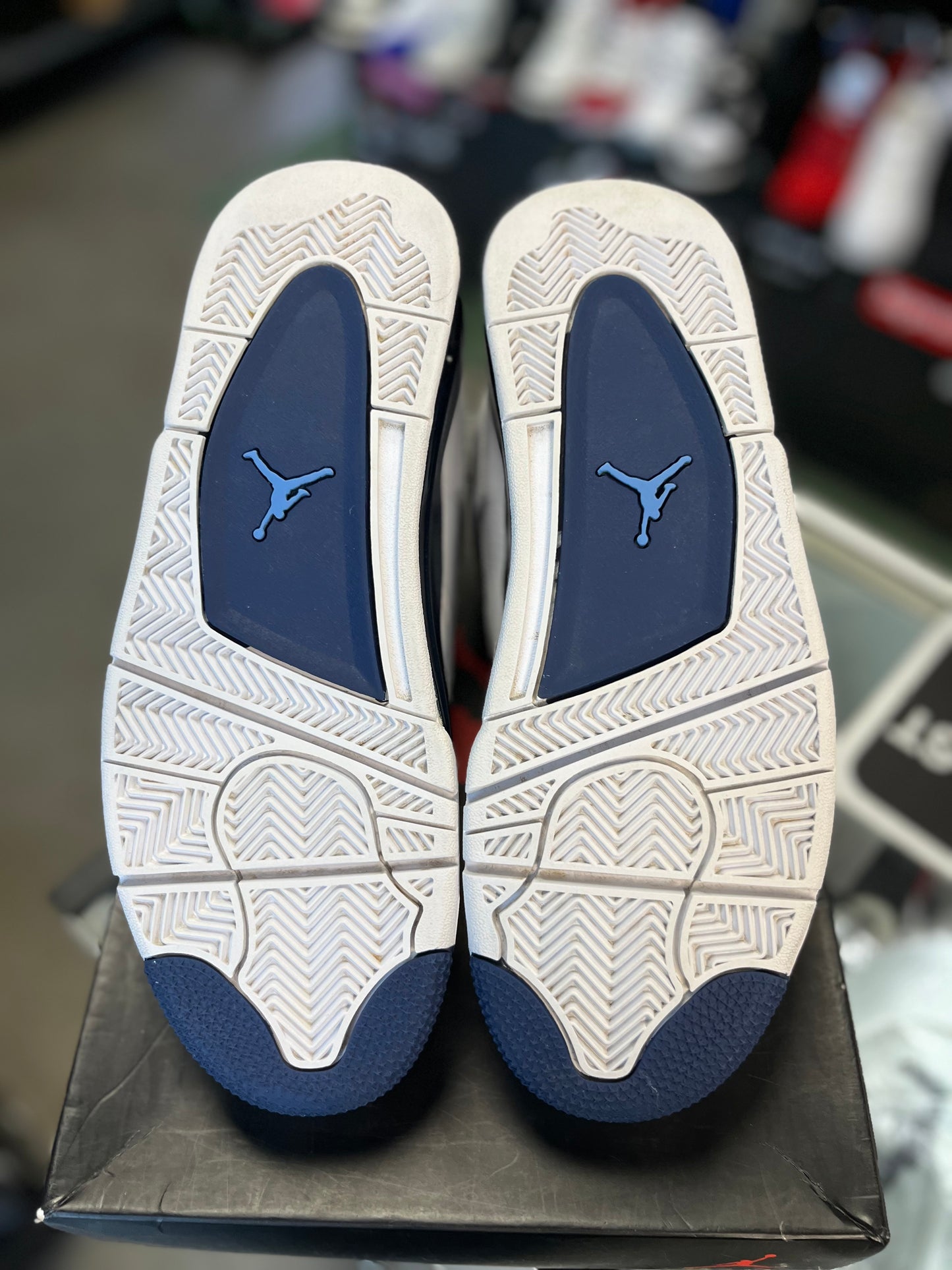 Jordan 4 “Columbia” Size 9