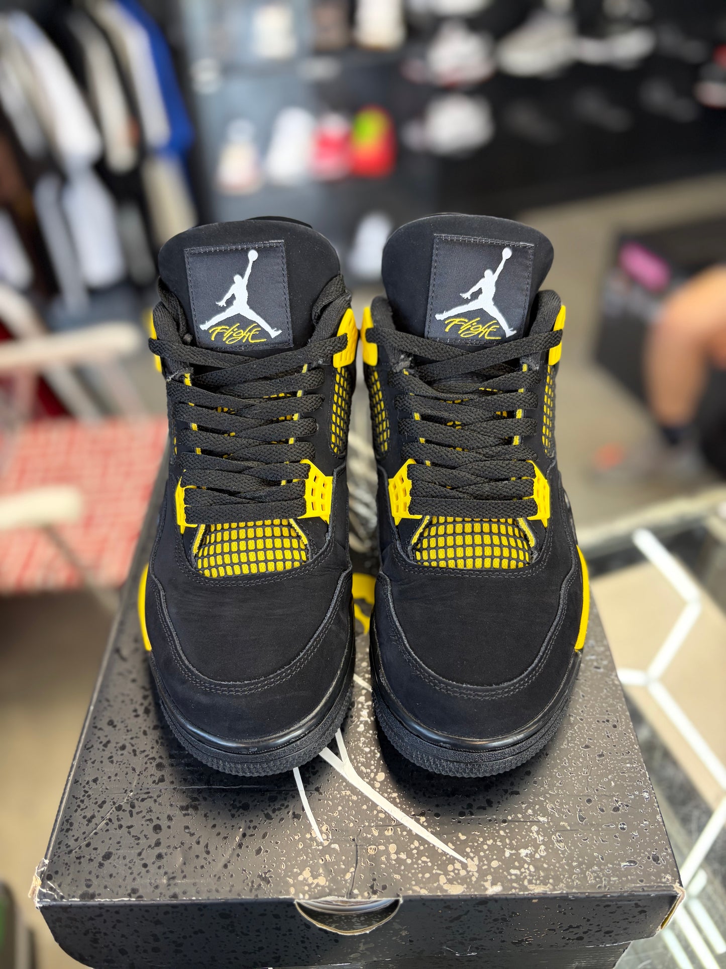 Jordan 4 “Thunder” Size 9.5