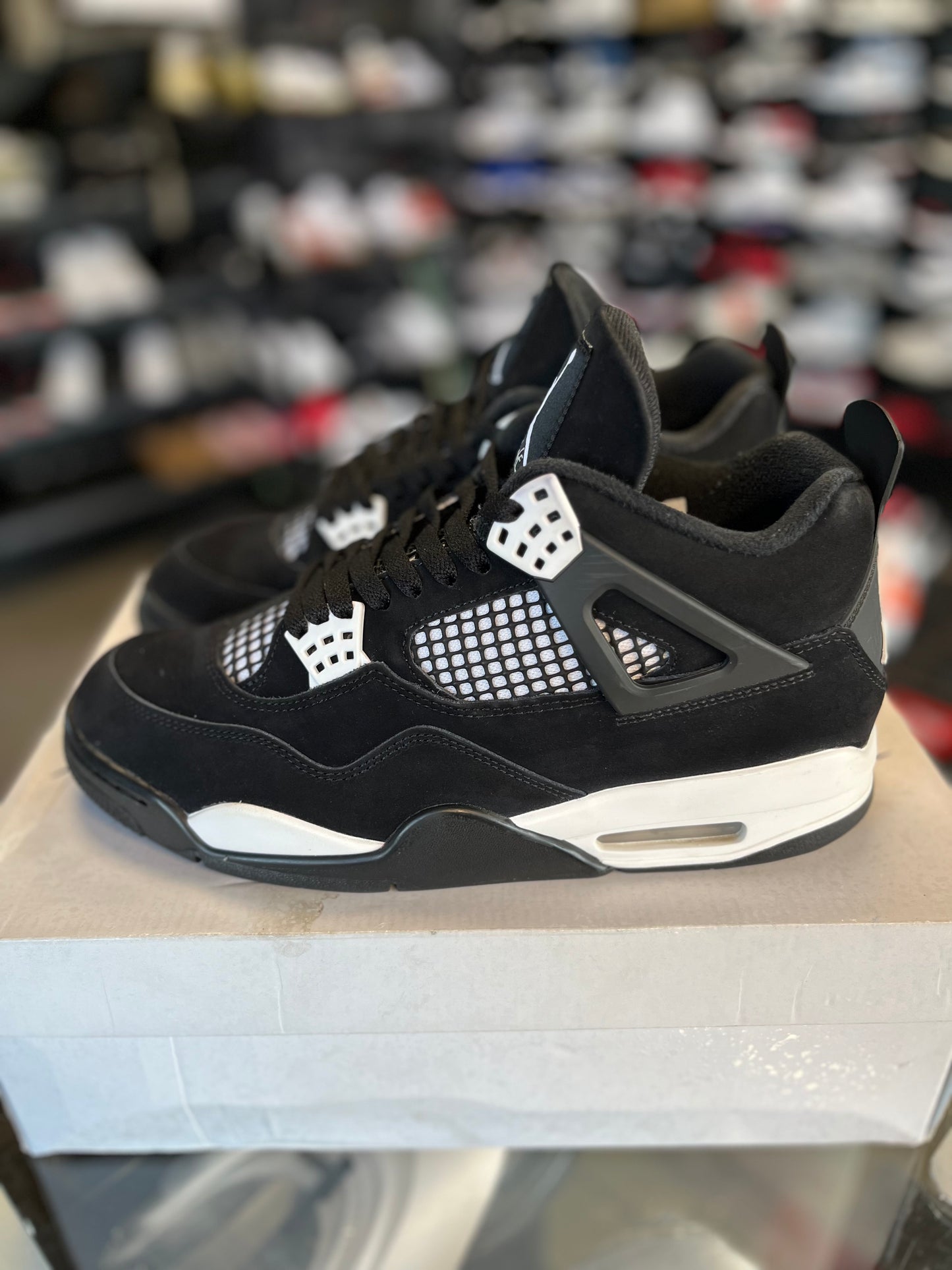 Jordan 4 “White Thunder” Size 10