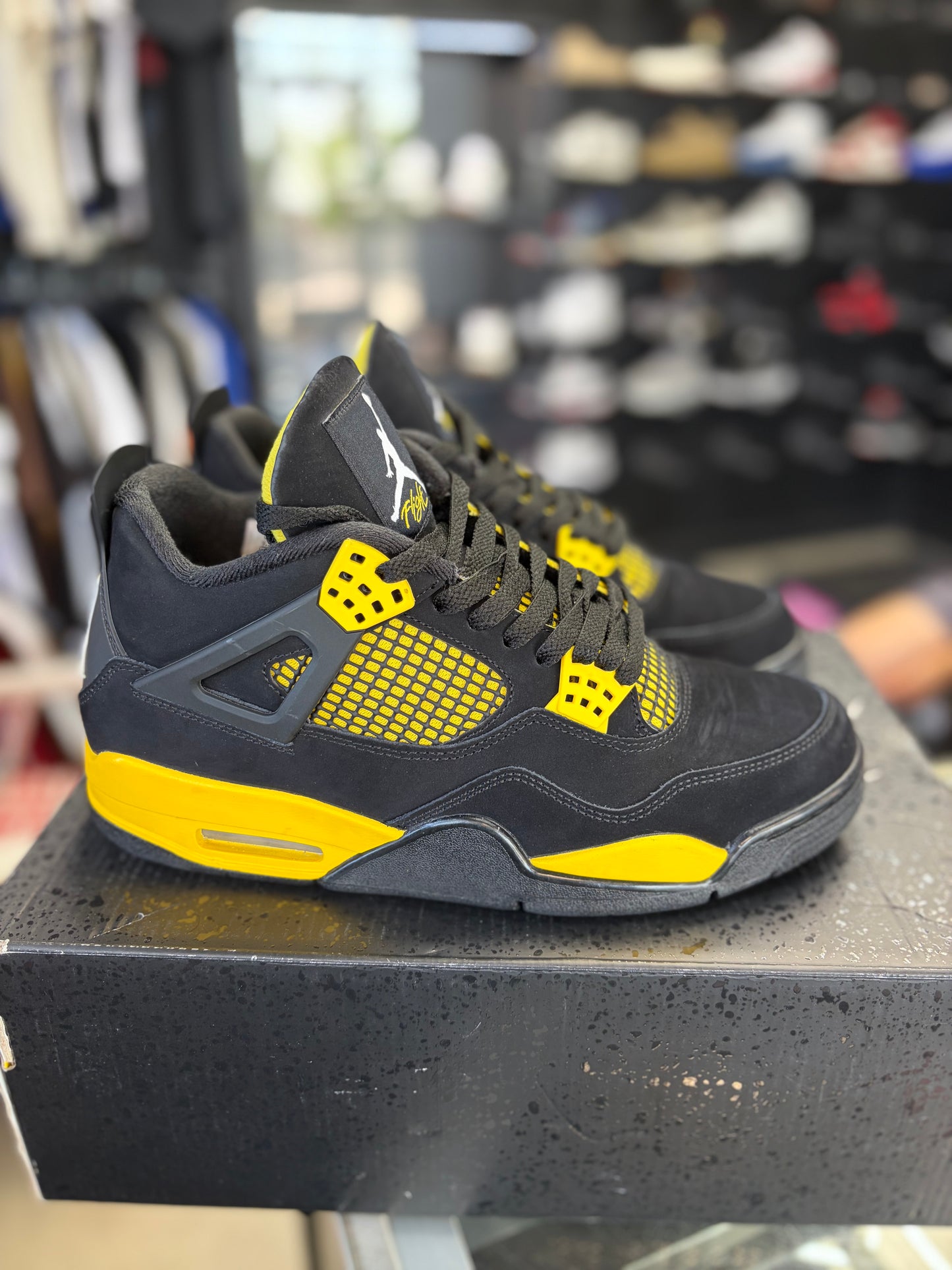 Jordan 4 “Thunder” Size 9.5