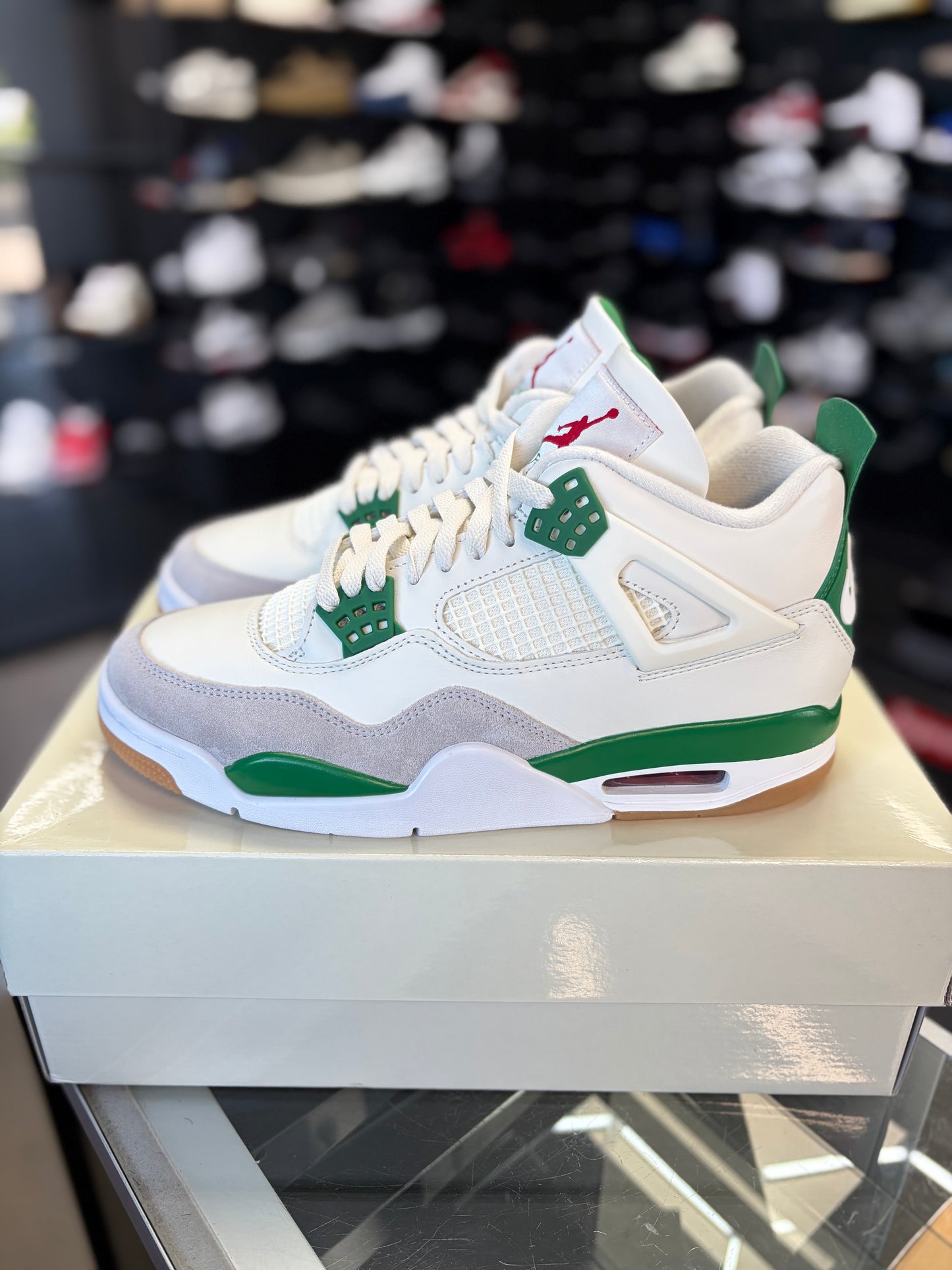 Jordan 4 SB “Pine Green” Size 9