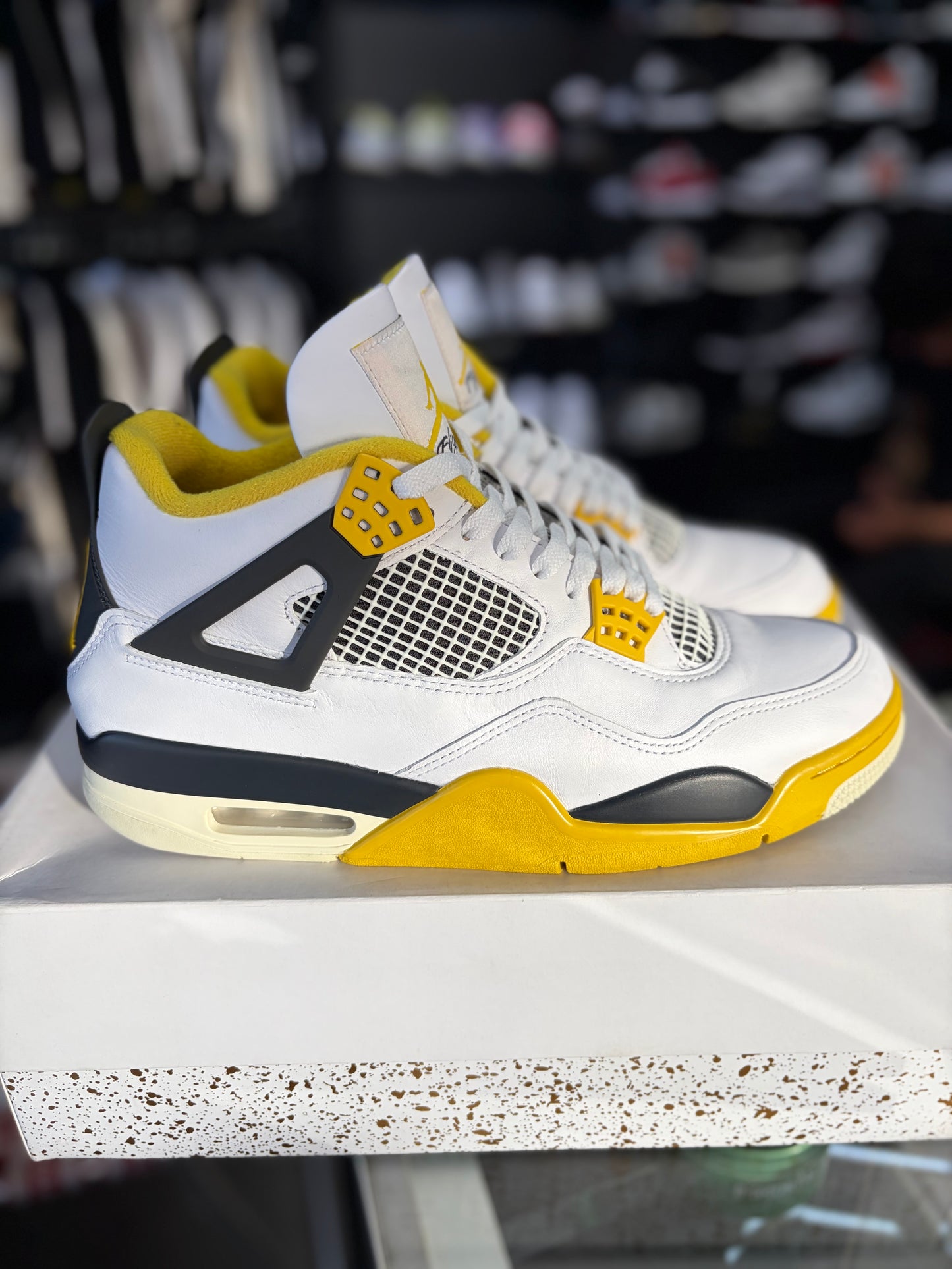 Jordan 4 “Sulfur” Size 10.5 Men
