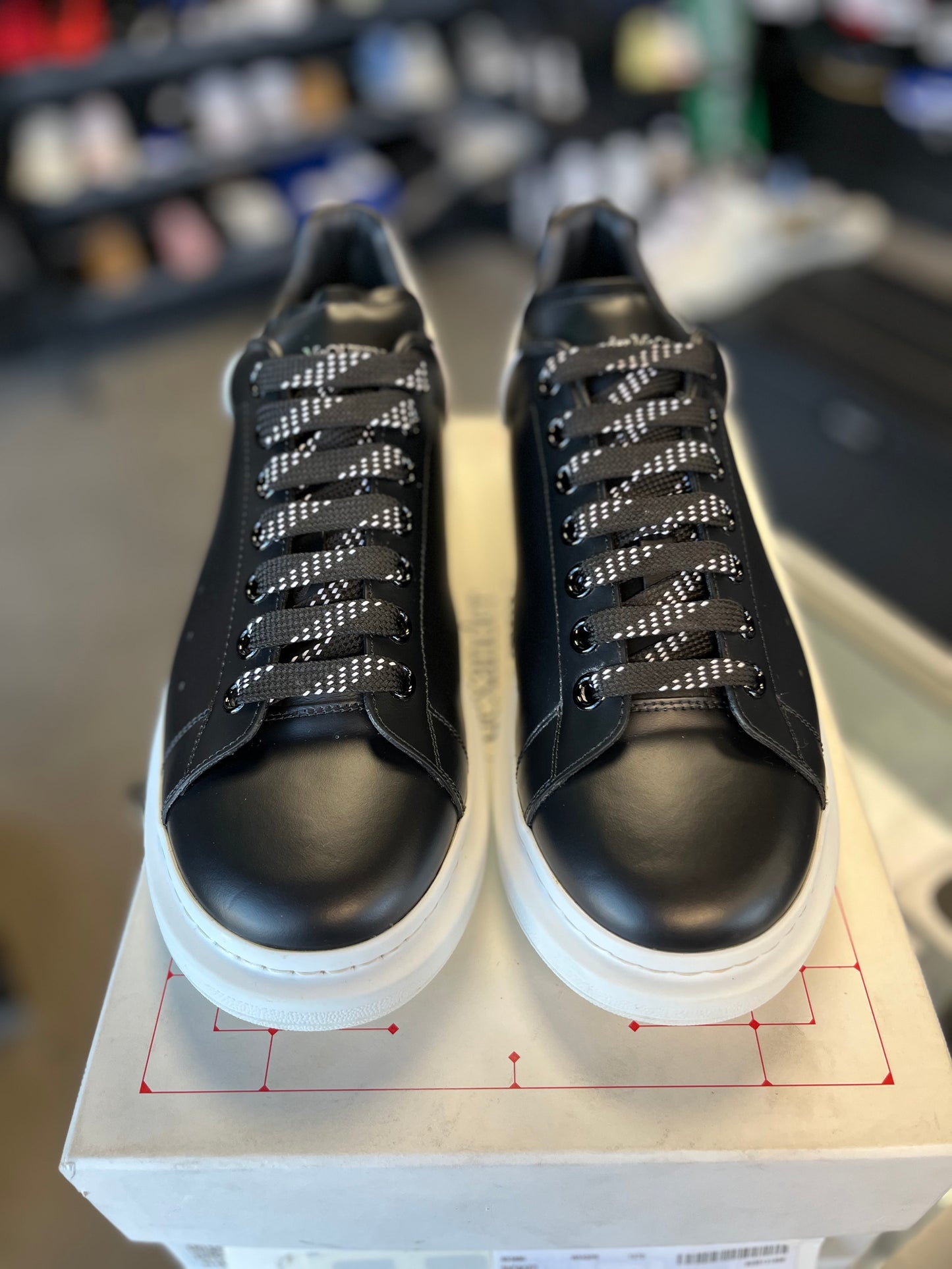 Alexander McQueen “Black/White” Size 44EU