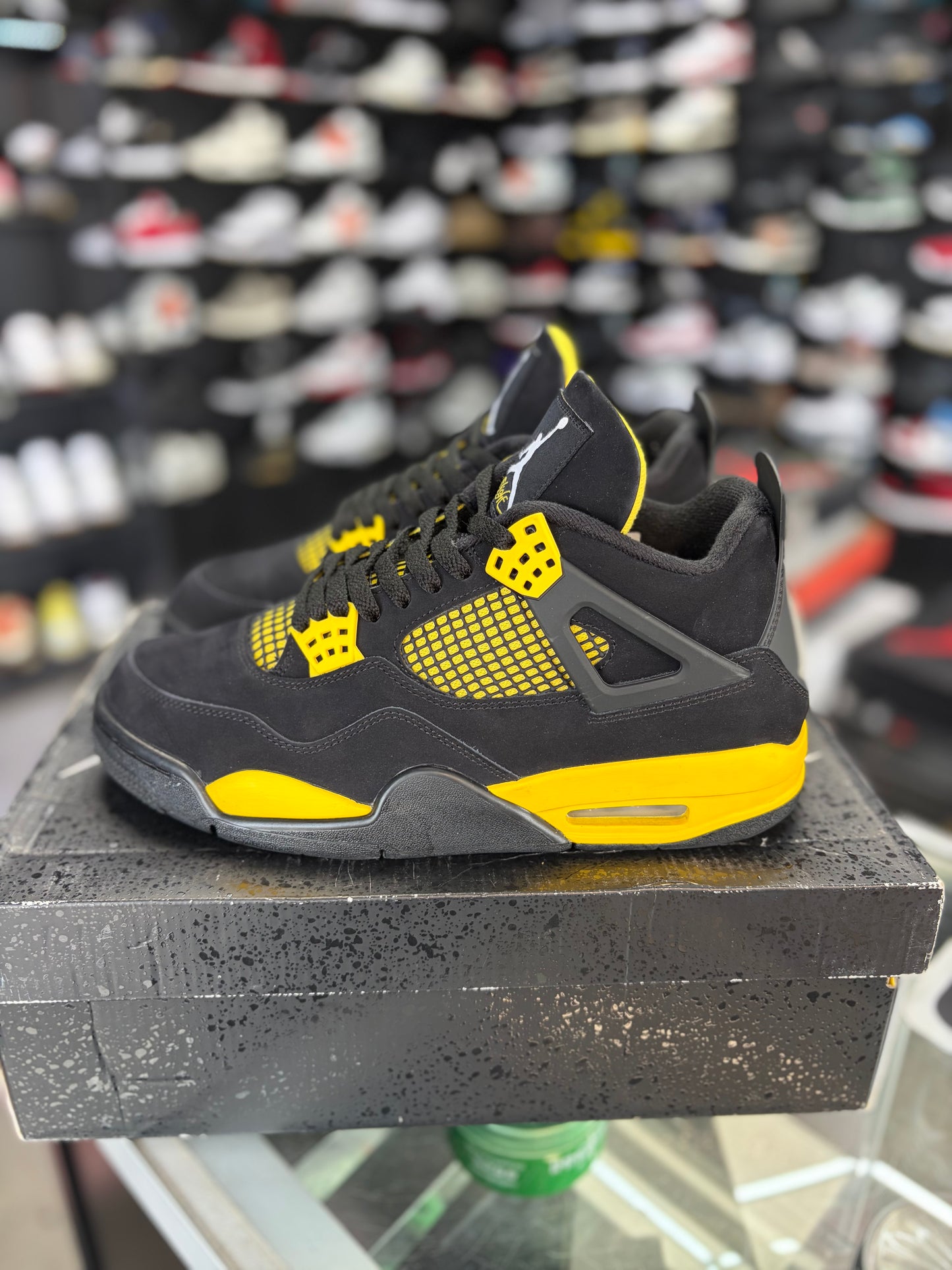 Jordan 4 “Thunder” Size 9.5