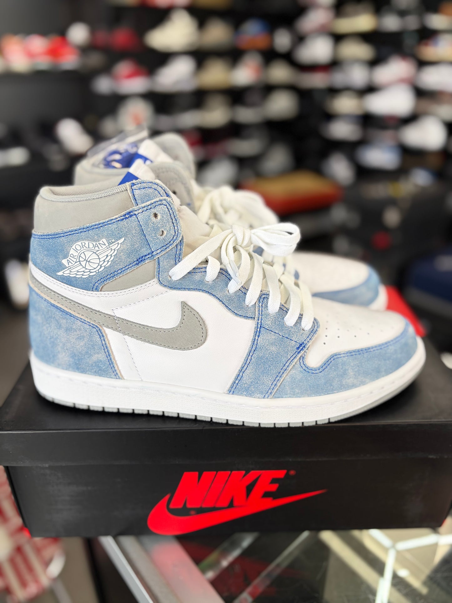 Jordan 1 “Hyper Royal” Size 10.5