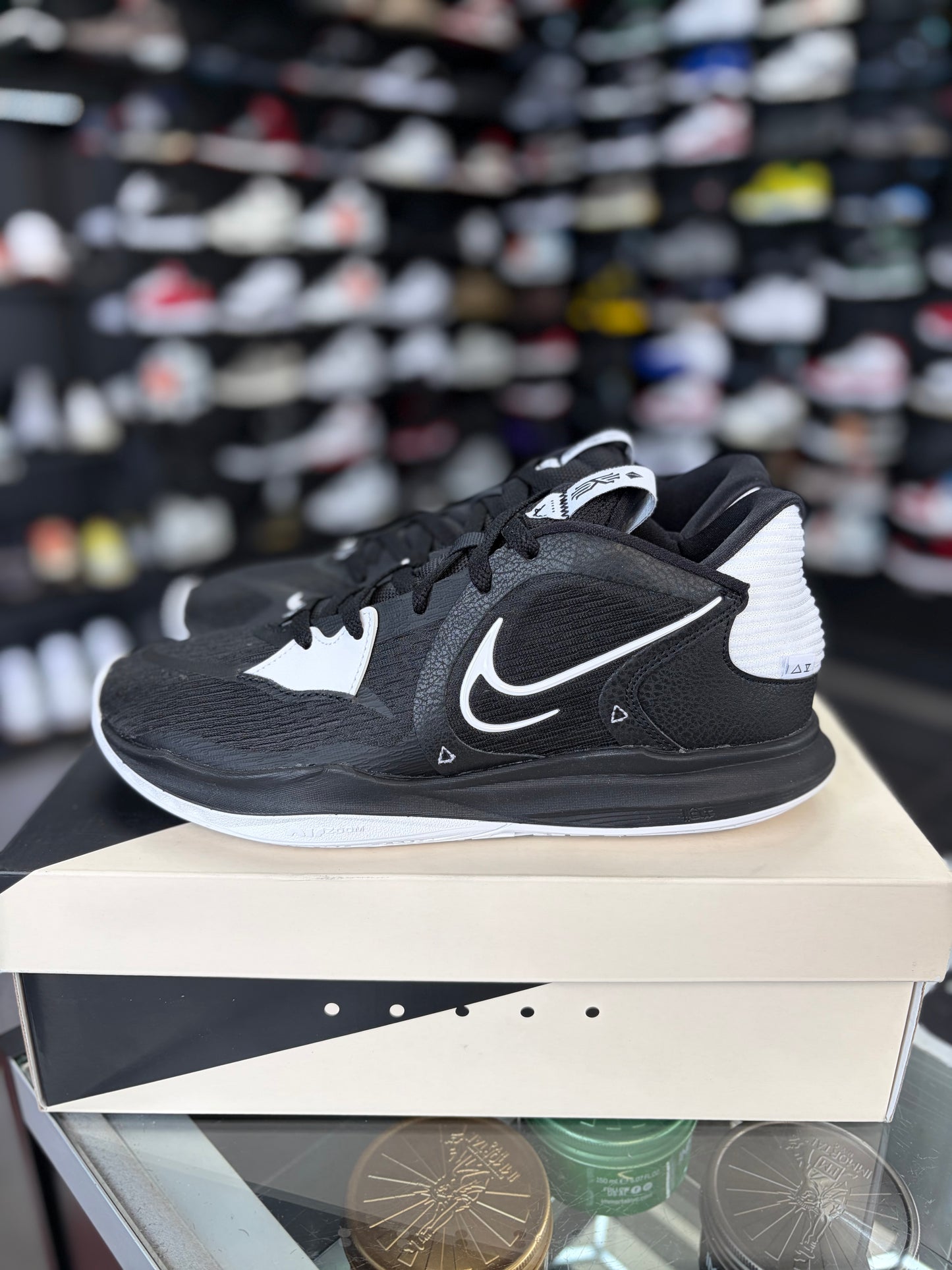 Kyrie 5 Low “Black/White” Size 9.5
