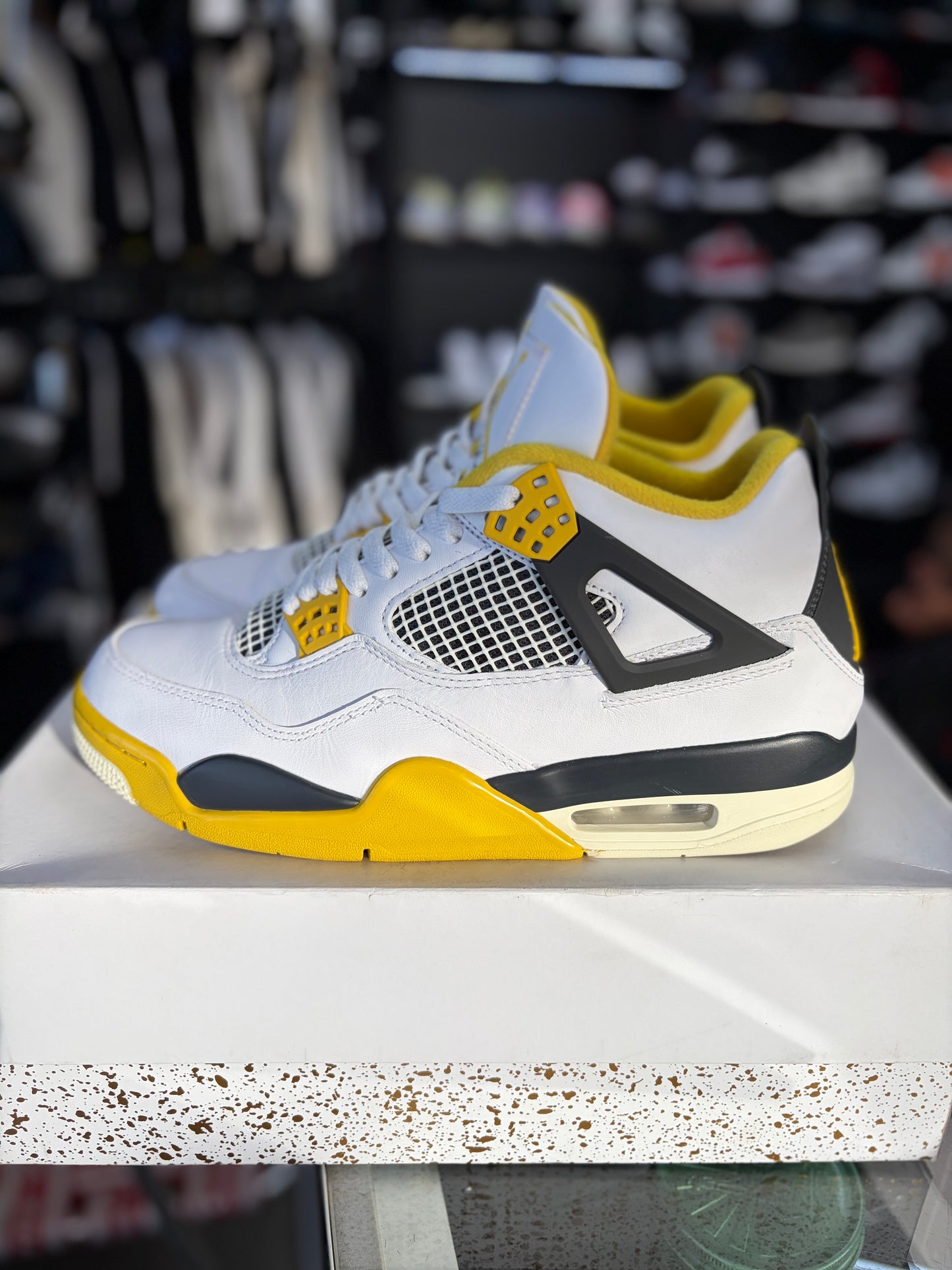 Jordan 4 “Sulfur” Size 10.5 Men