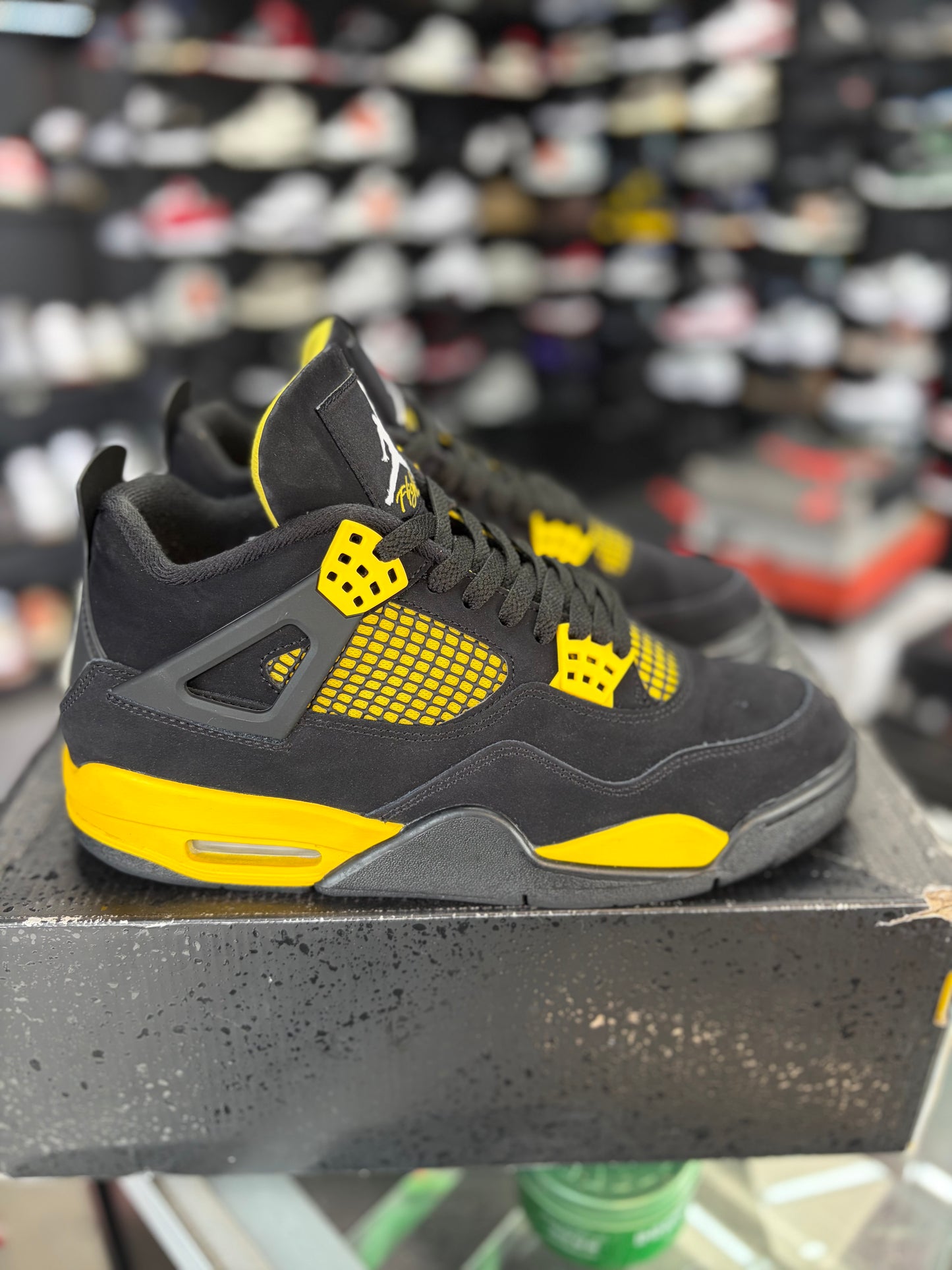 Jordan 4 “Thunder” Size 9.5