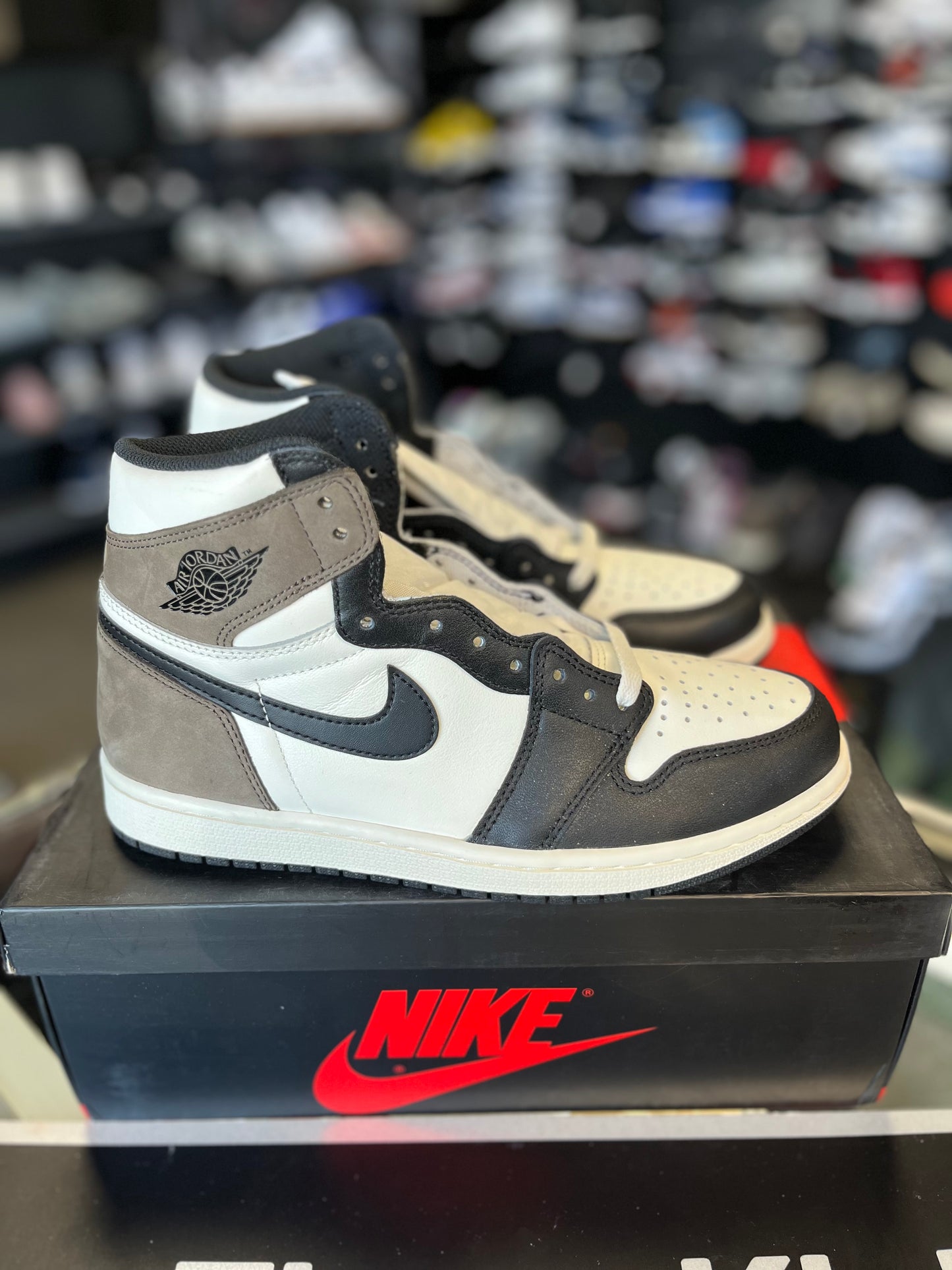 Jordan 1 “Mocha” Size 8