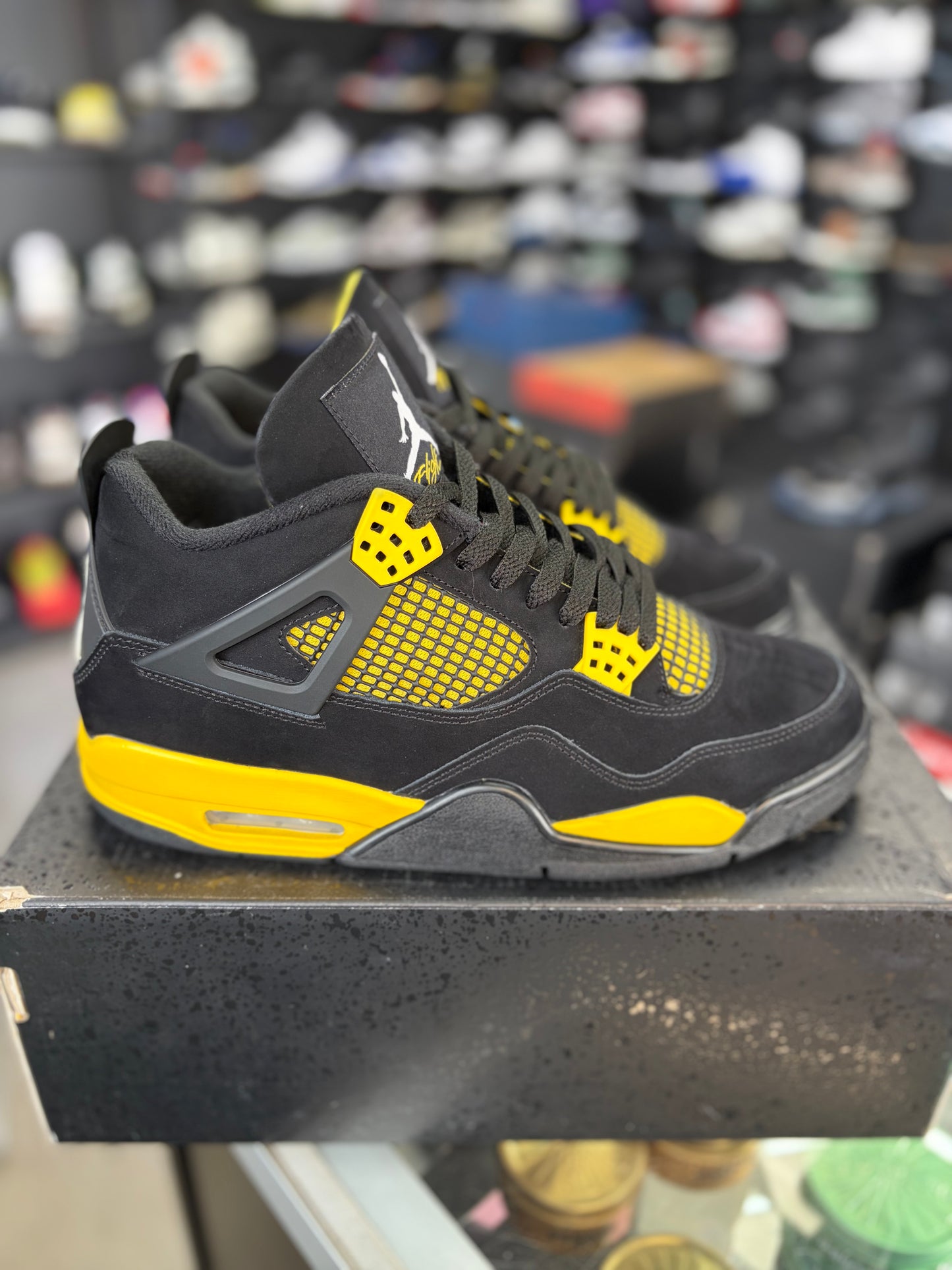 Jordan 4 “Thunder” Size 10.5