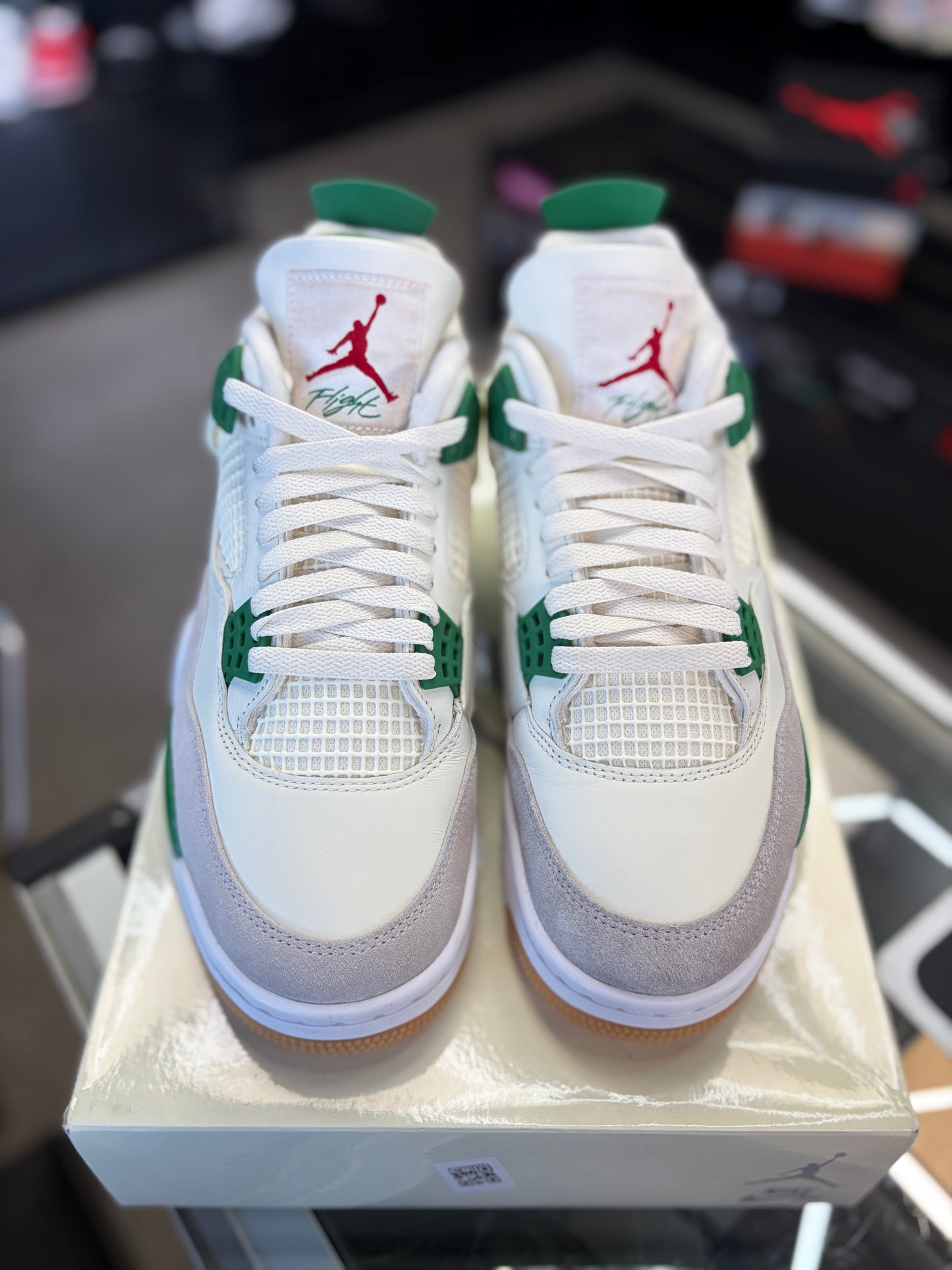 Jordan 4 SB “Pine Green” Size 9