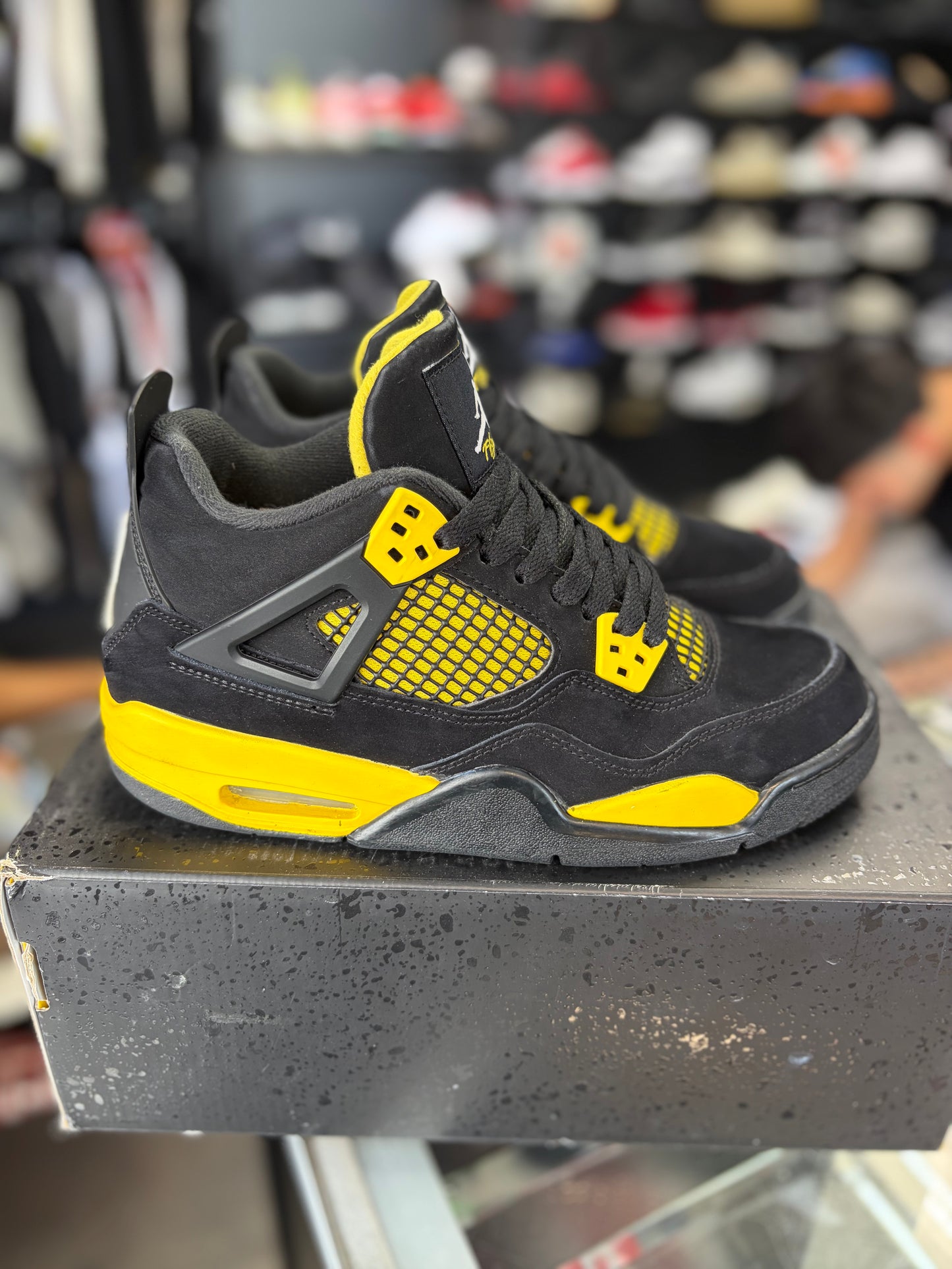 Jordan 4 “Thunder” Size 6y/7.5w