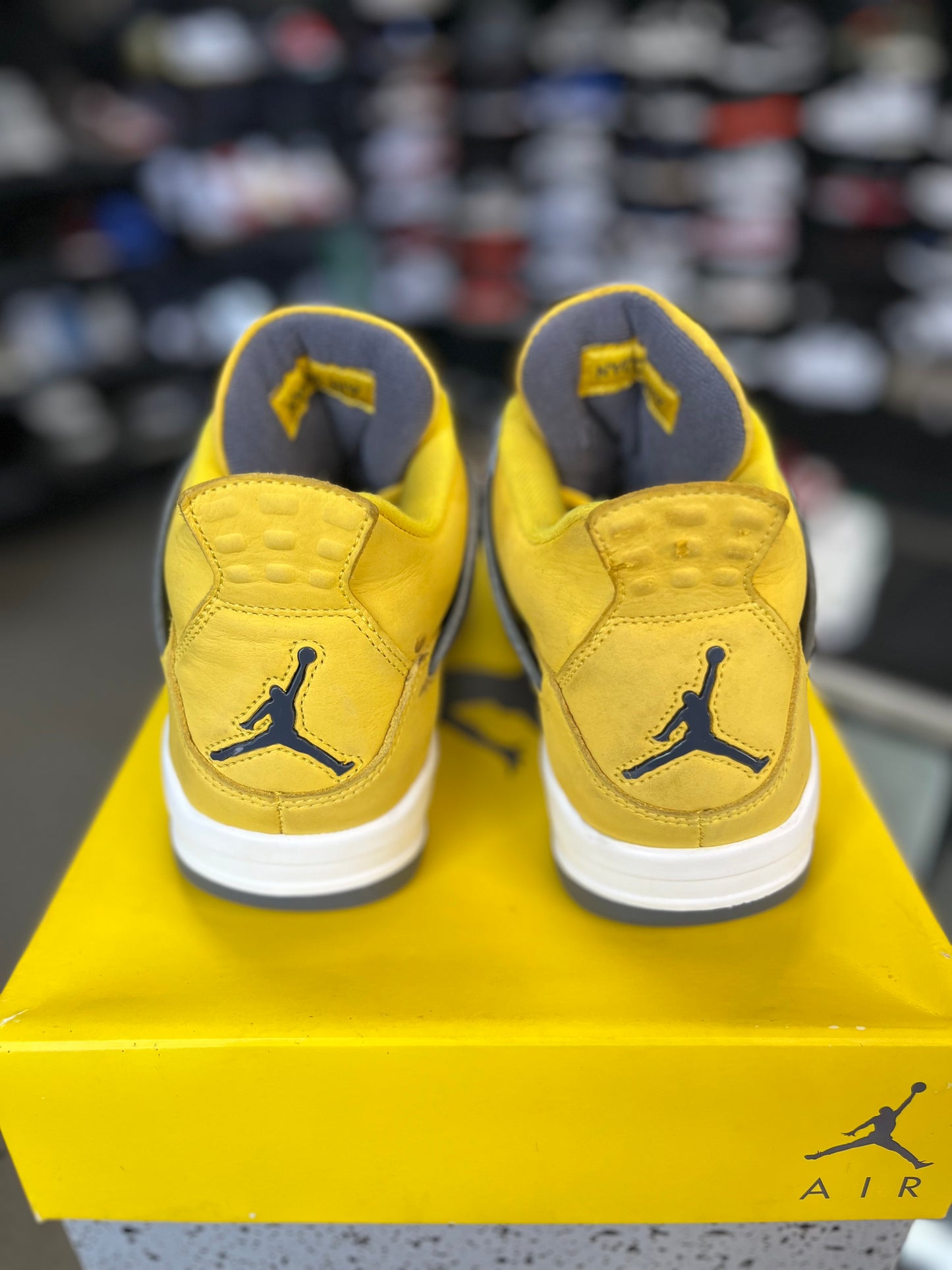 Jordan 4 “Lightning” Size 9.5