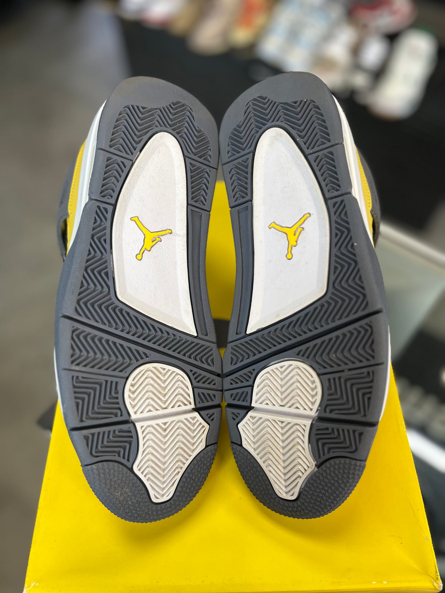 Jordan 4 “Lightning” Size 9.5