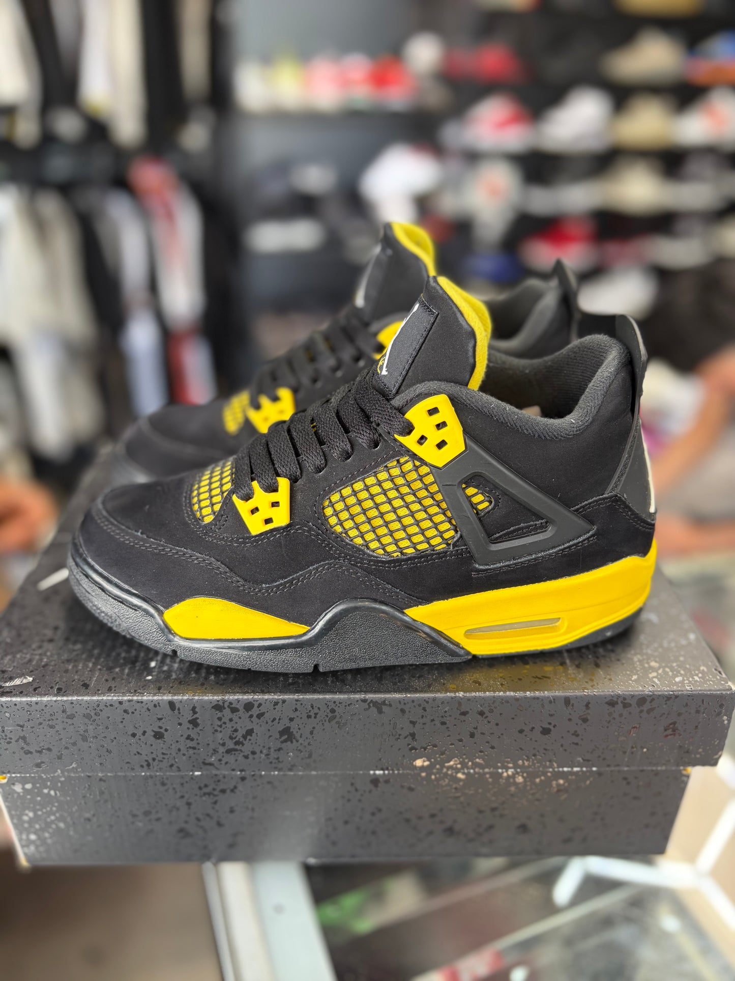 Jordan 4 “Thunder” Size 6y/7.5w