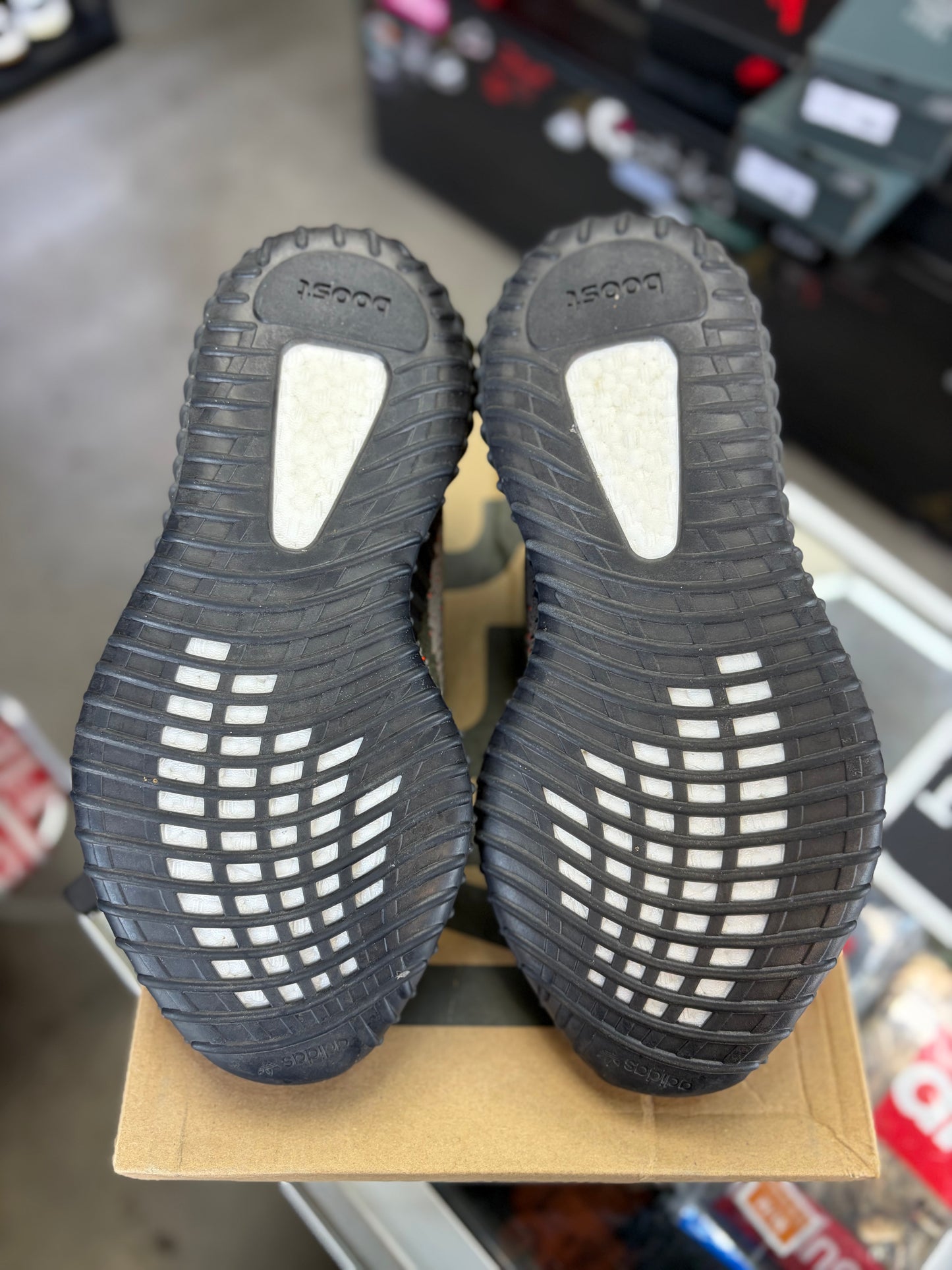 Yeezy 350 “Carbon Beluga” Size 7y/ 8.5women