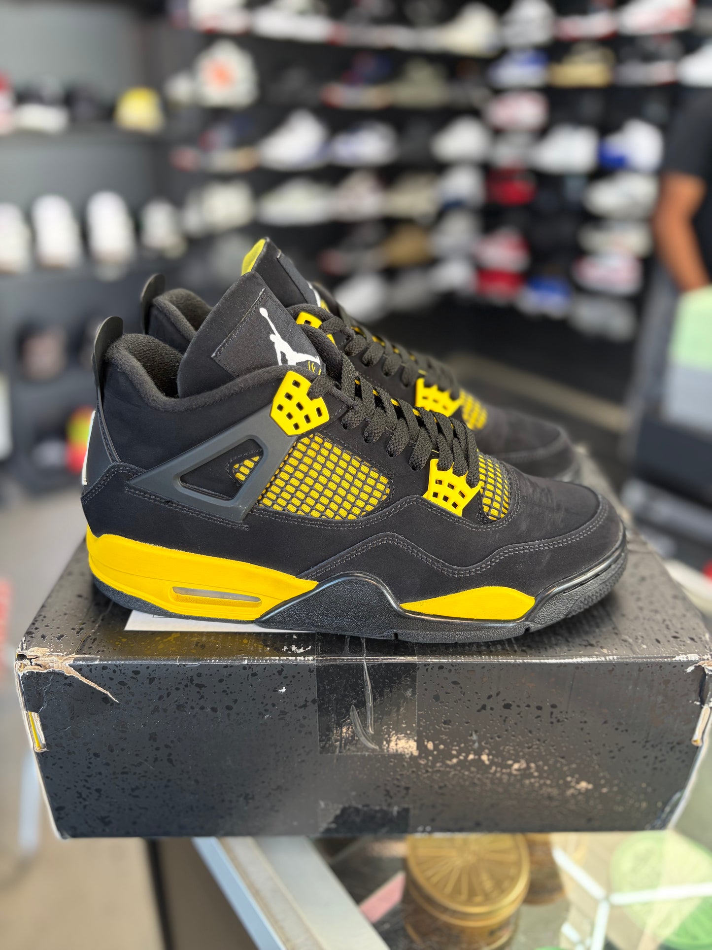 Jordan 4 “Thunder” Size 9
