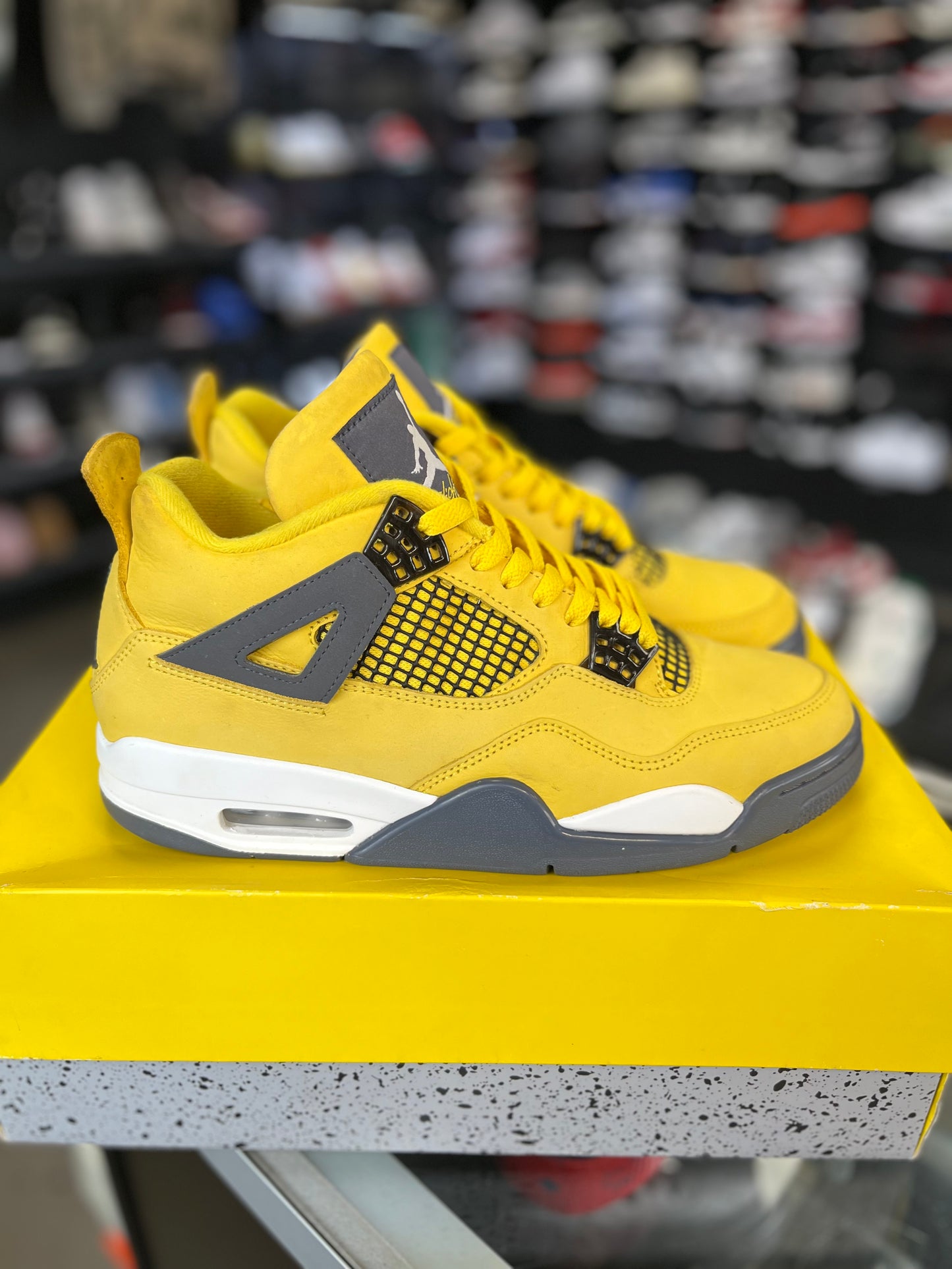 Jordan 4 “Lightning” Size 9.5