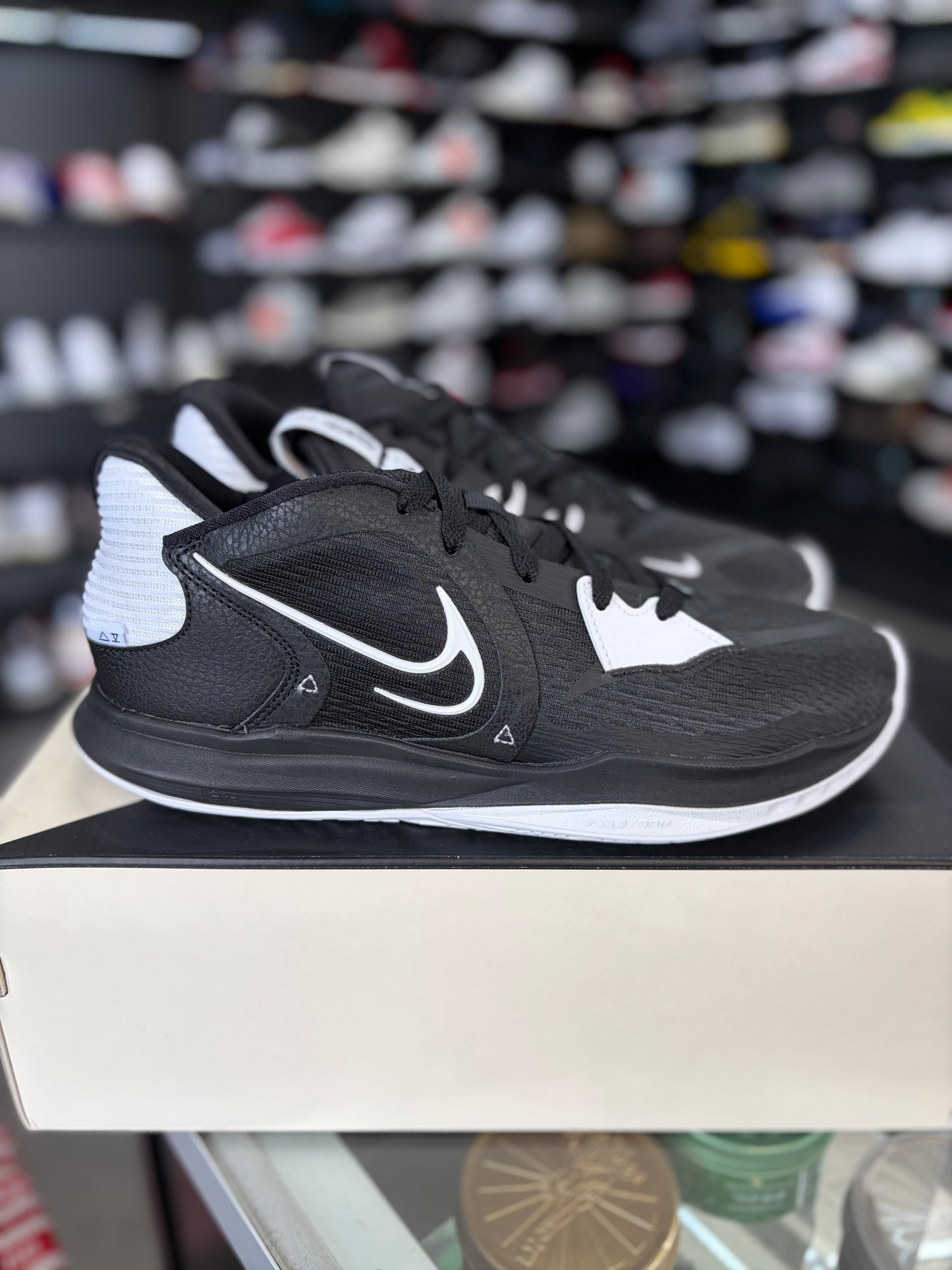 Kyrie 5 Low “Black/White” Size 9.5