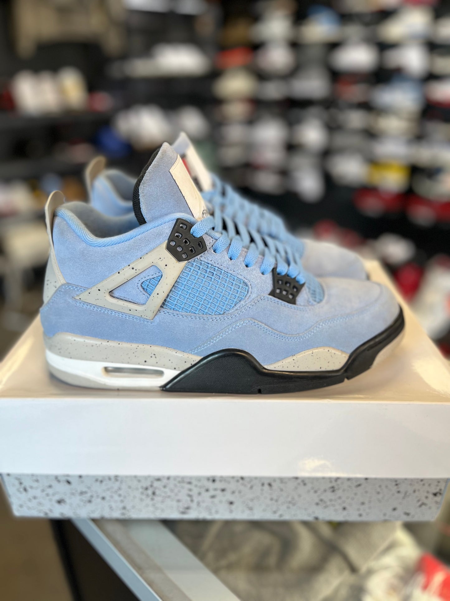 Jordan 4 “University Blue” Size 9.5