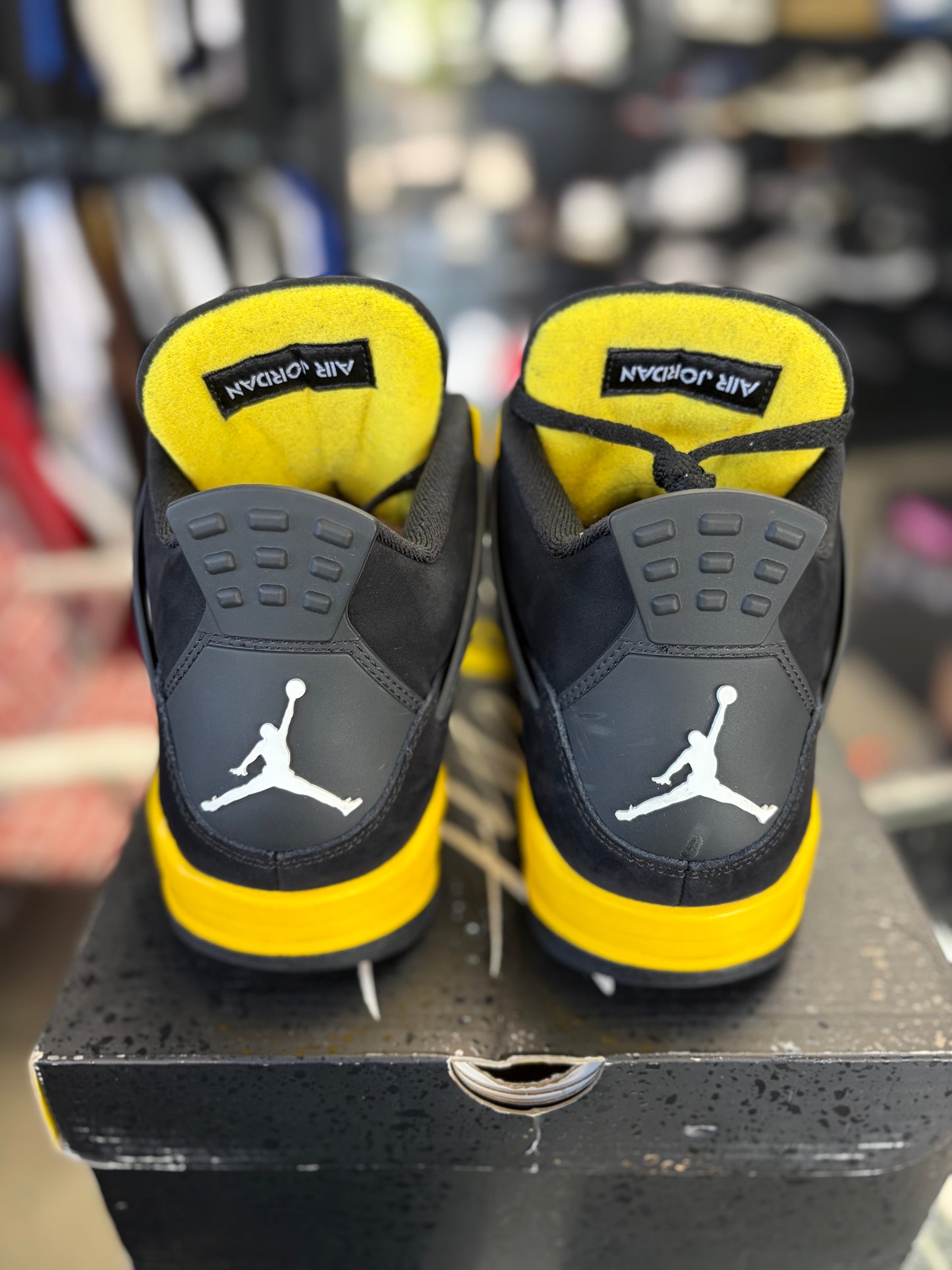Jordan 4 “Thunder” Size 9.5