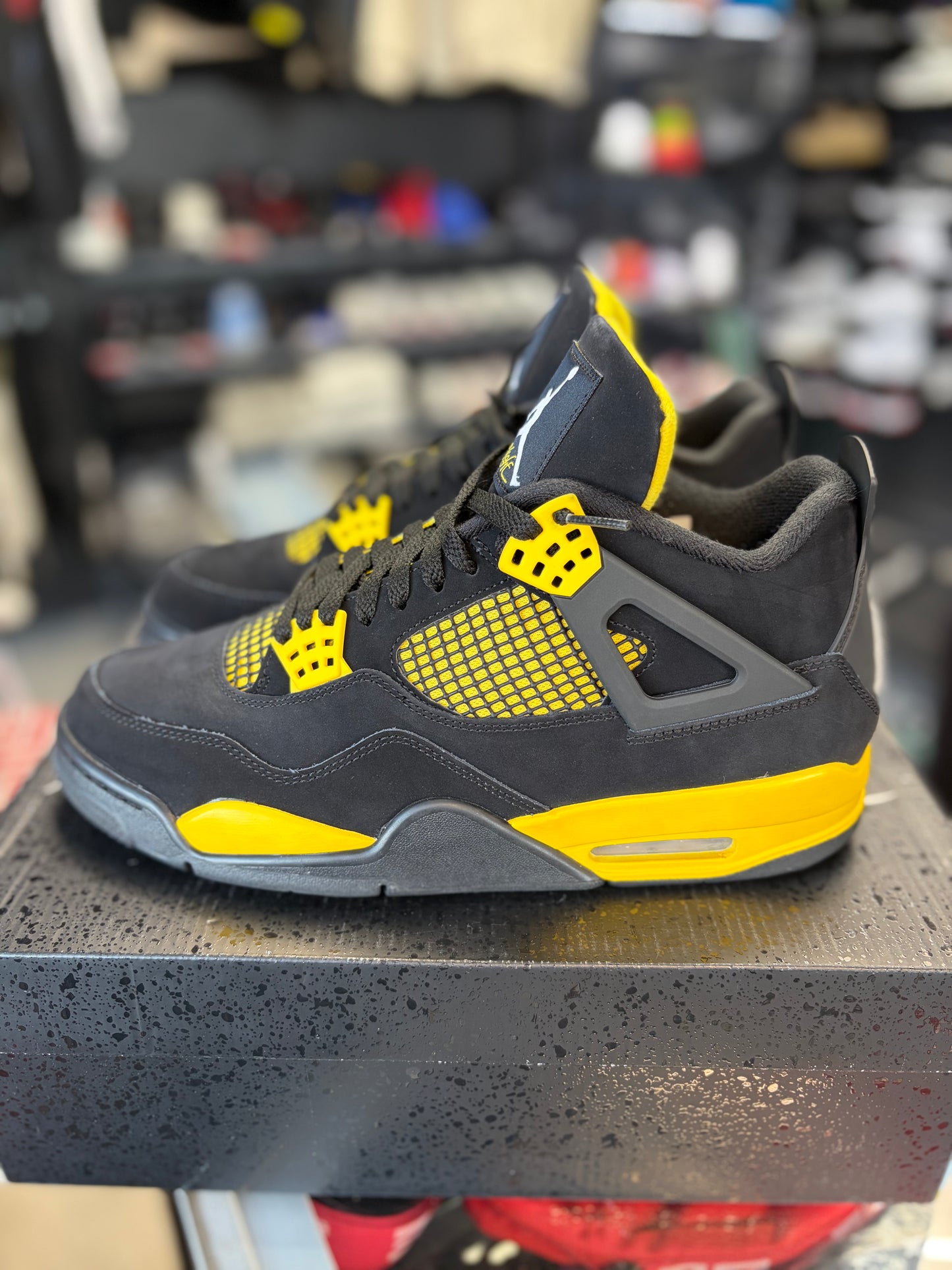 Jordan 4 “Thunder” Size 10.5