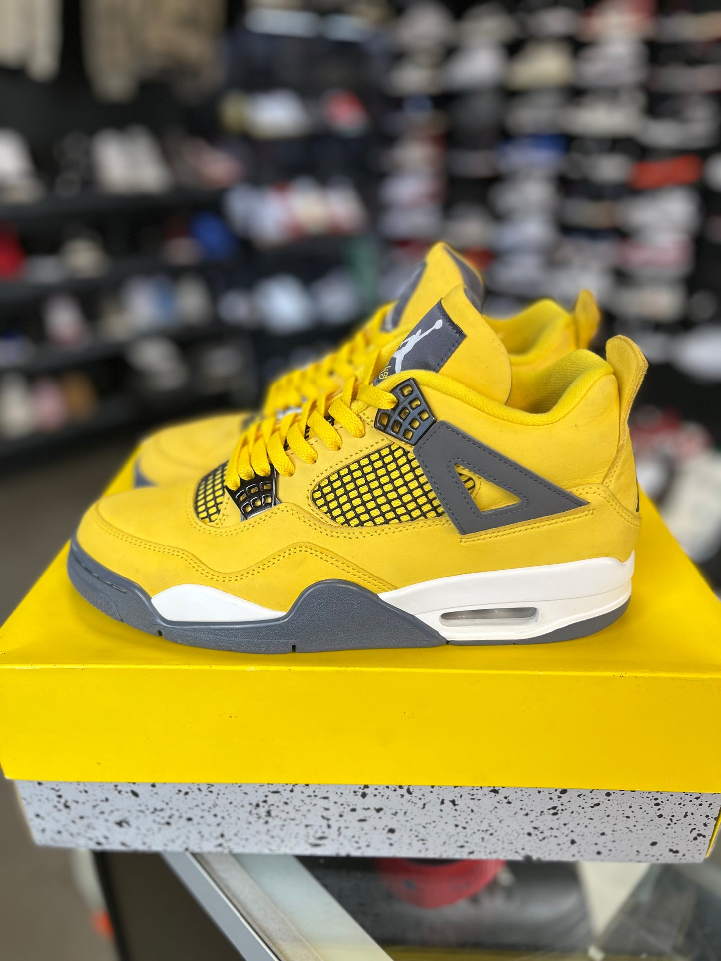 Jordan 4 “Lightning” Size 9.5