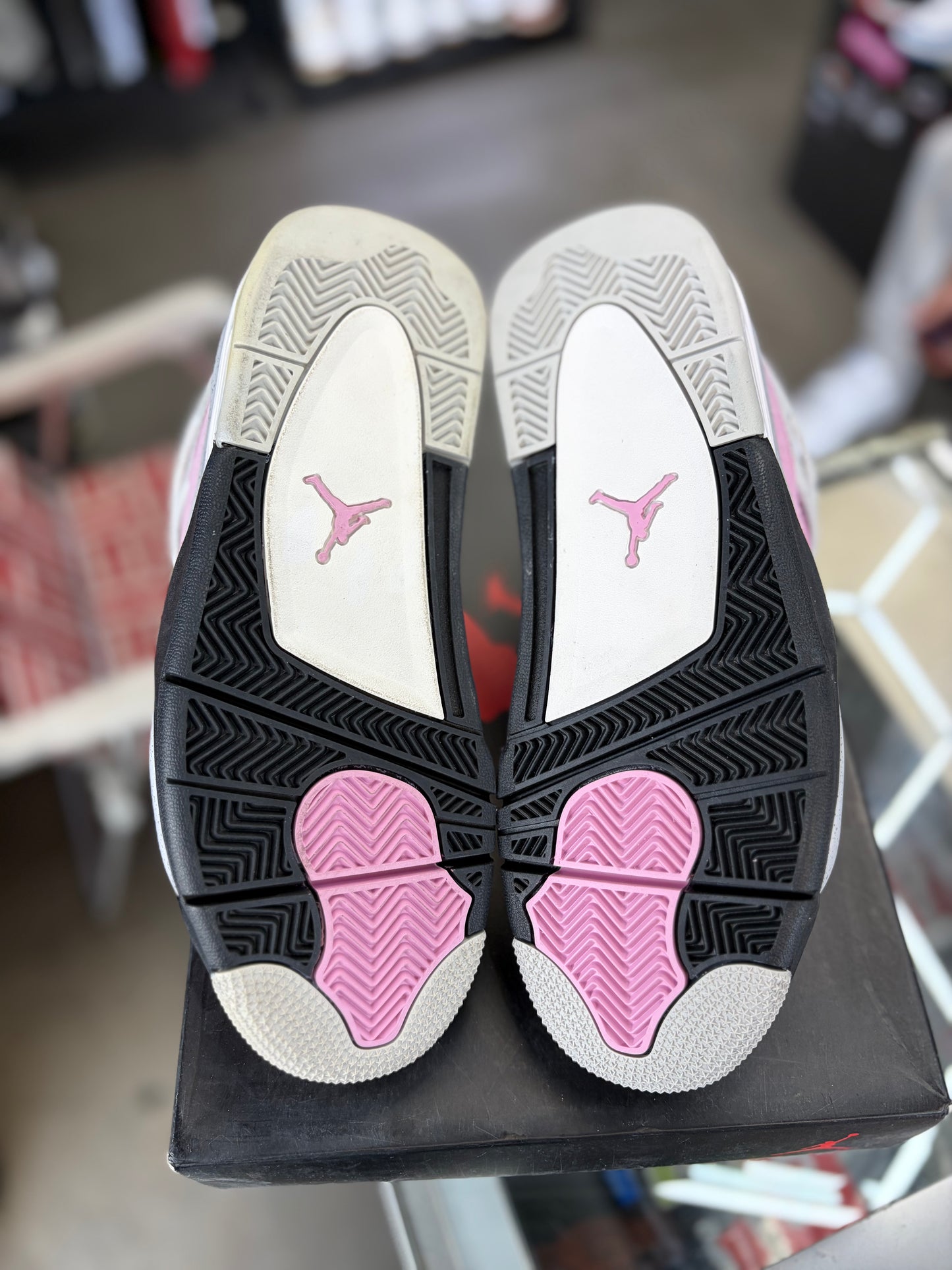 Jordan 4 “Orchid” Size 7y/8.5w